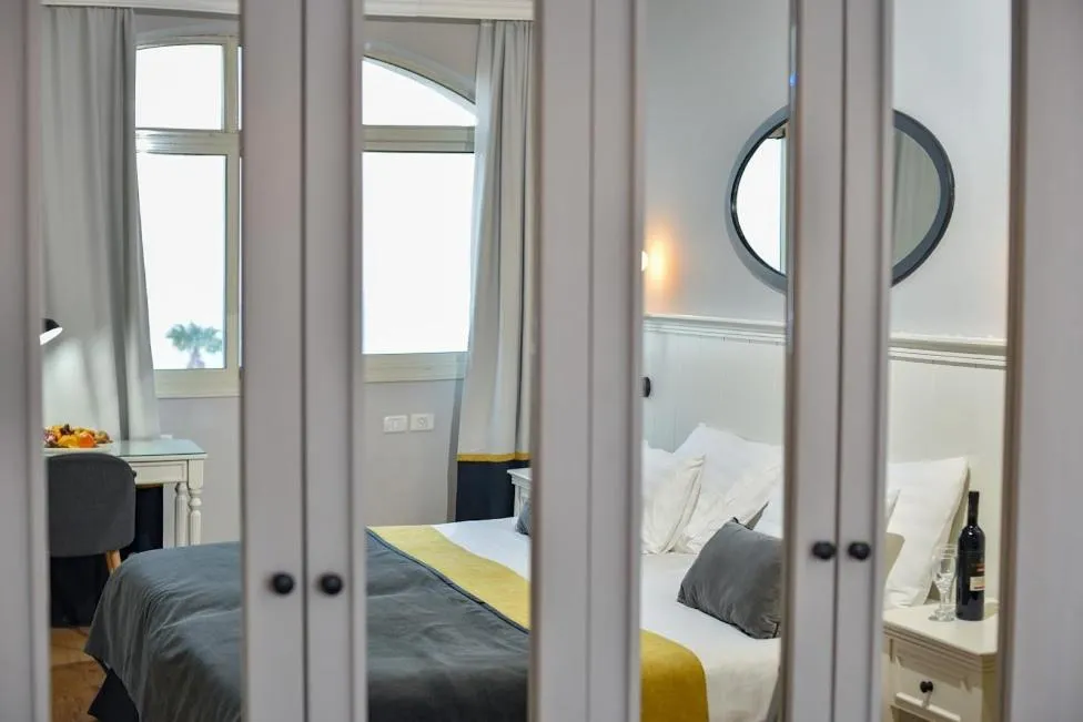 Bed in Royal Plaza Hotel