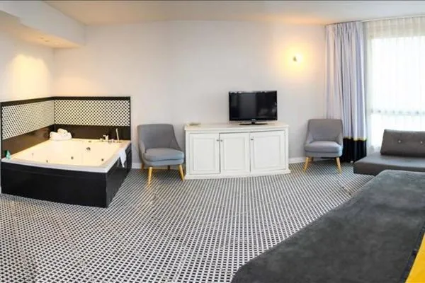 Bed in Royal Plaza Hotel