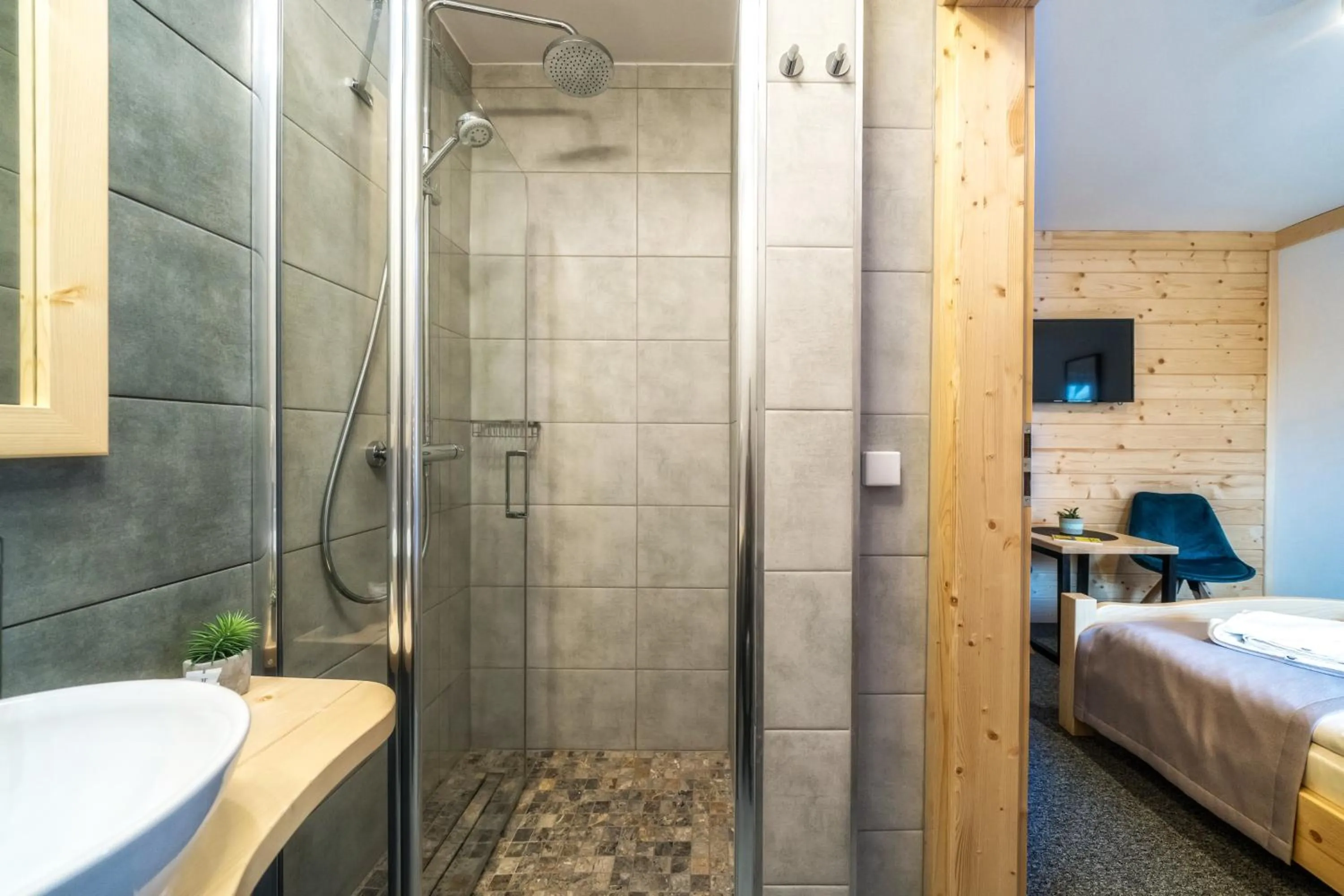 Shower, Bed in Villa Kaplowa Chata & SPA