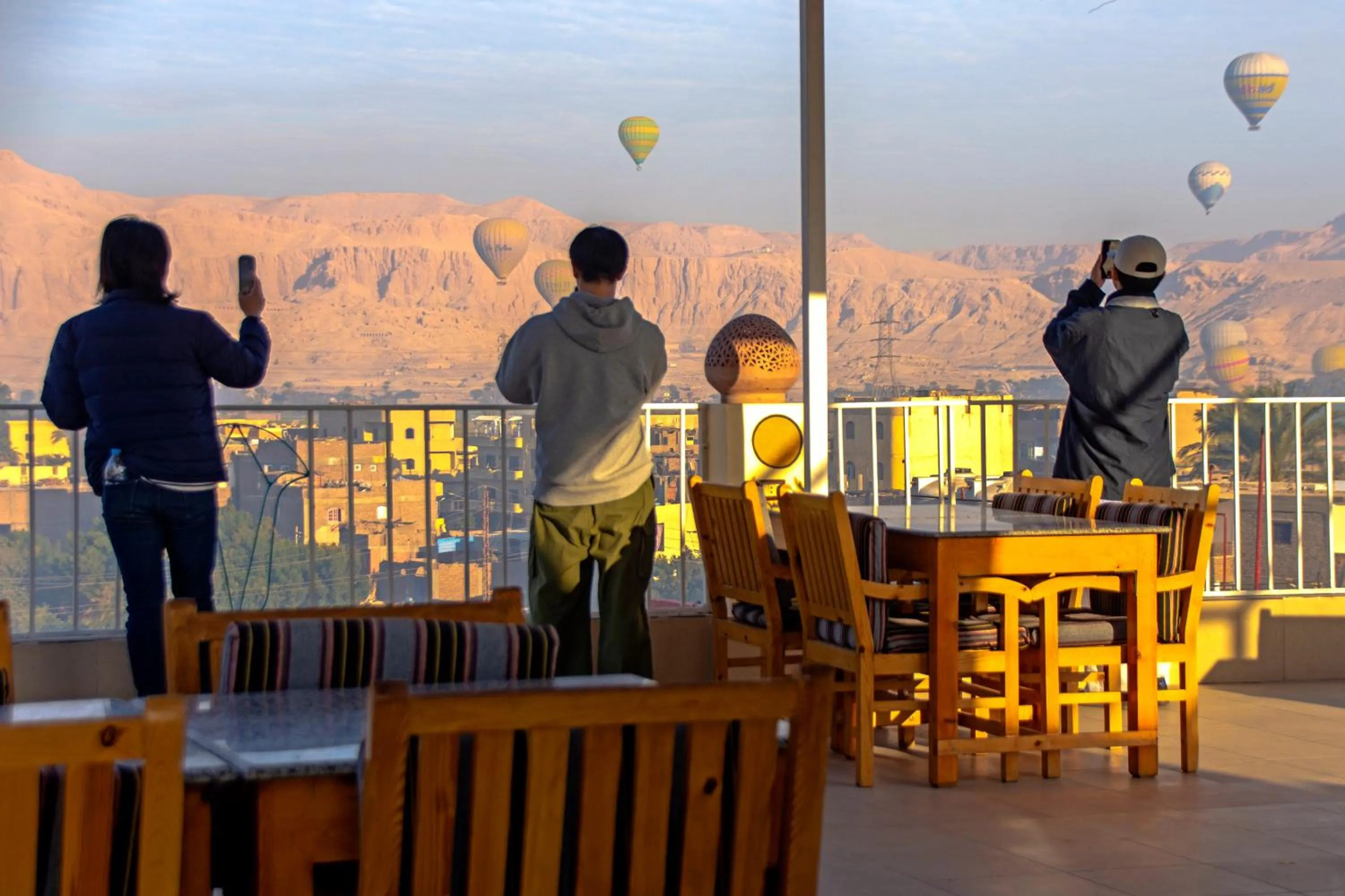 Restaurant/places to eat in Thebes Hotel