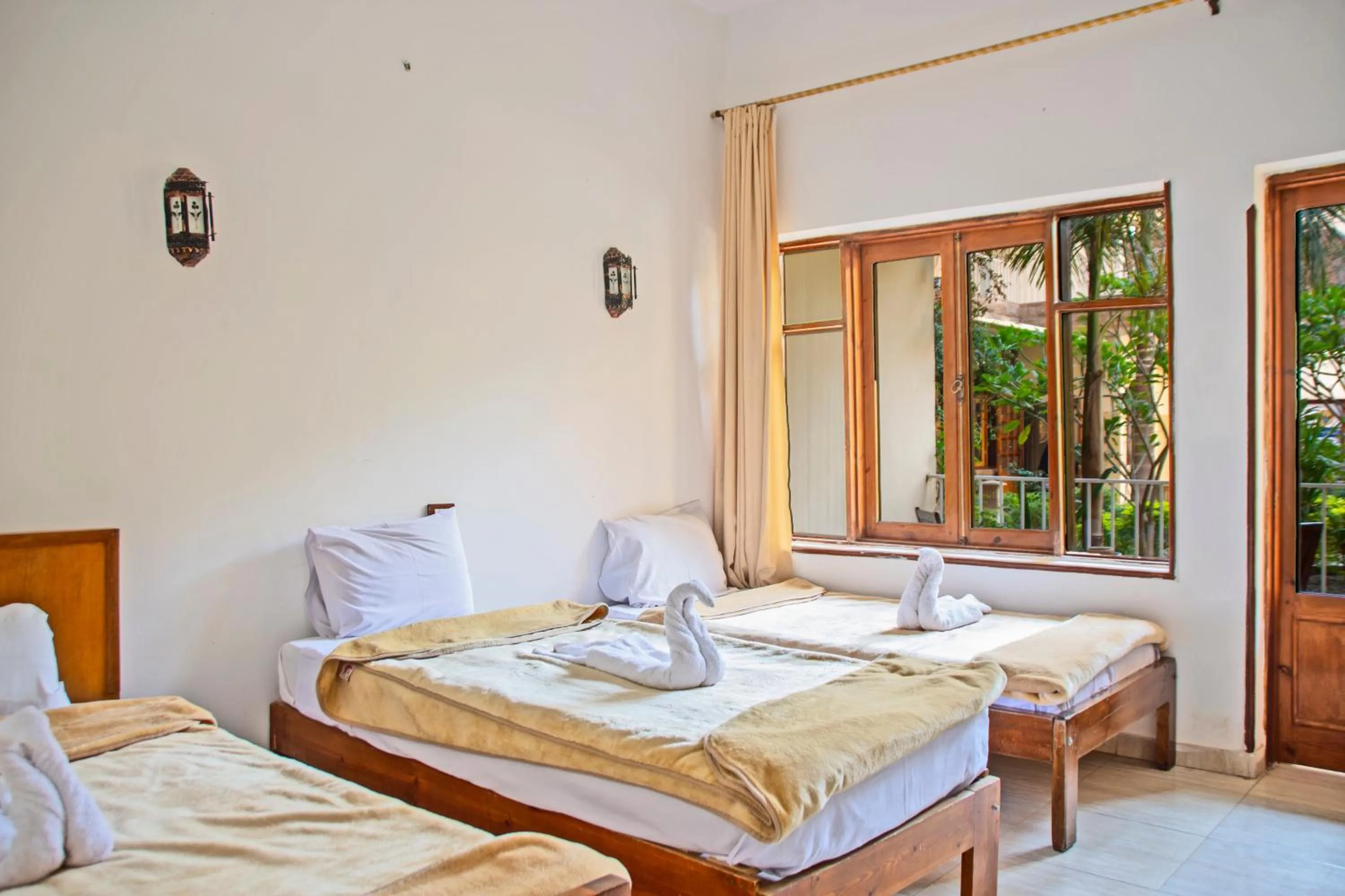 Garden view, Bed in Thebes Hotel