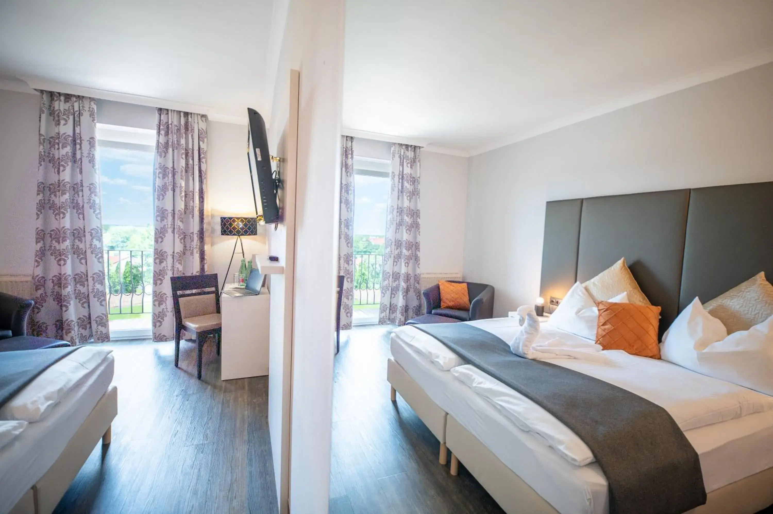 TV and multimedia, Bed in Hotel Marc Aurel TV and multimedia, Bed in Hotel Marc Aurel