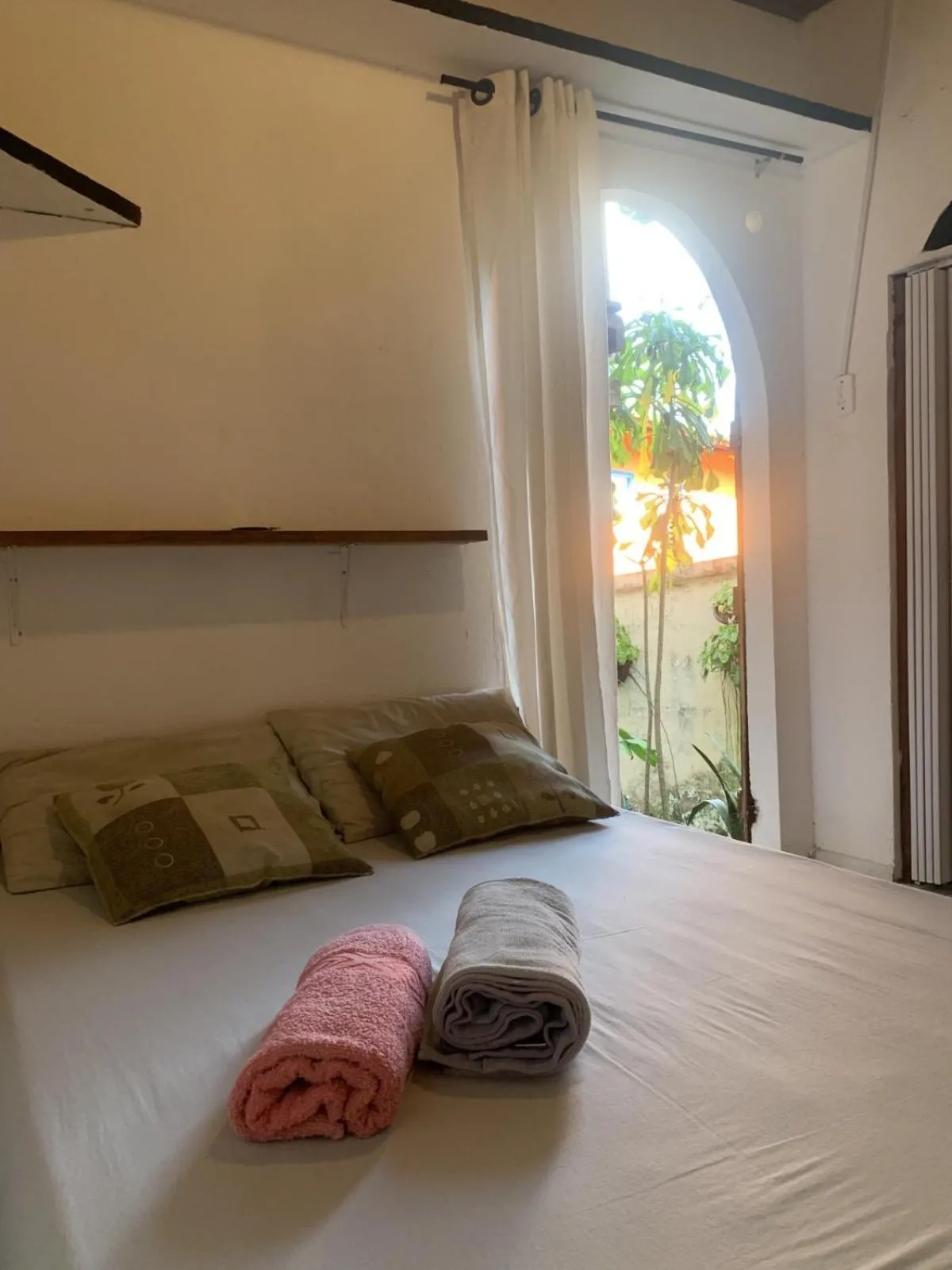 Photo of the whole room, Bed in Conjunto Sol Roots