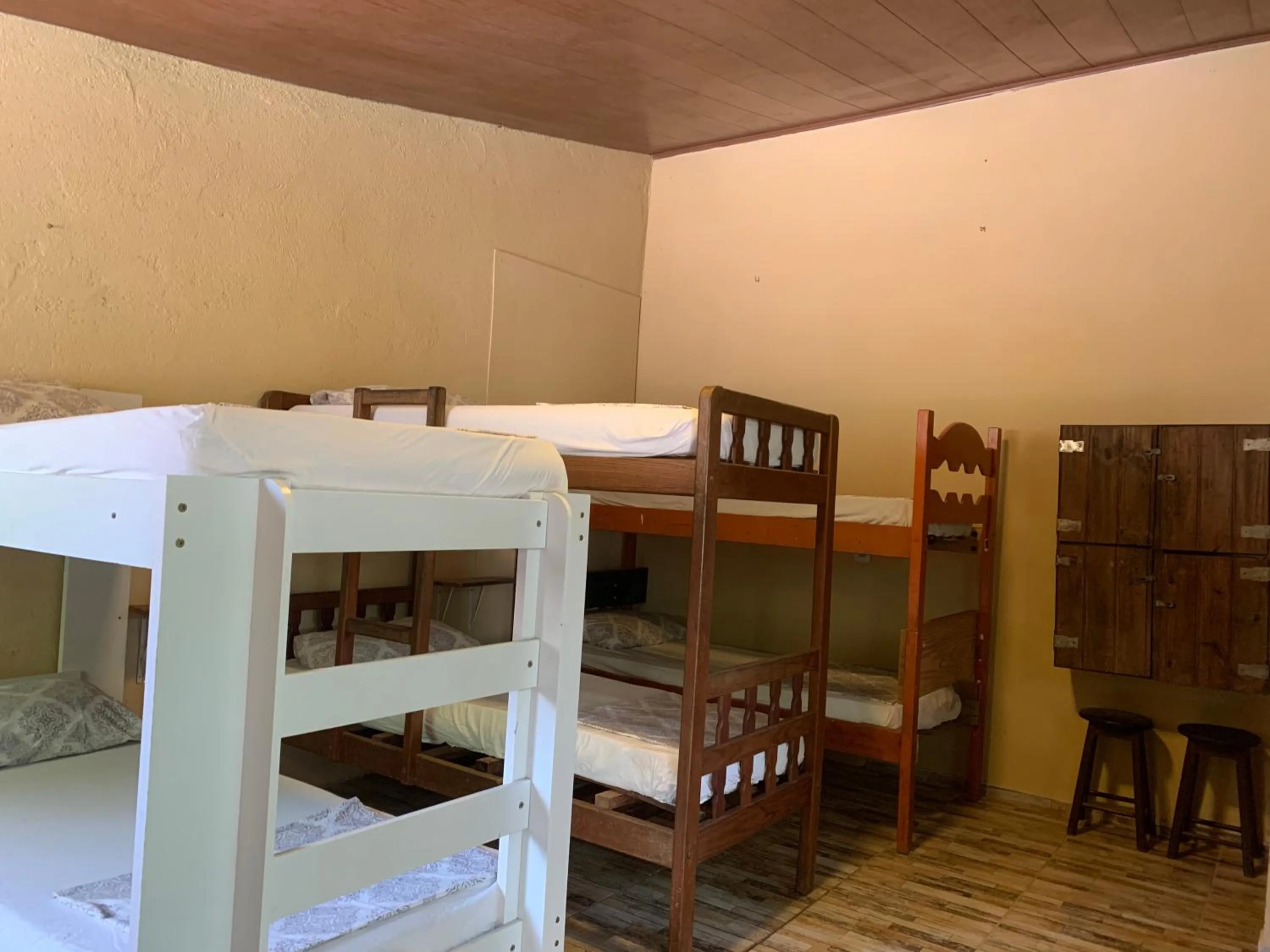 Photo of the whole room, Bed in Conjunto Sol Roots