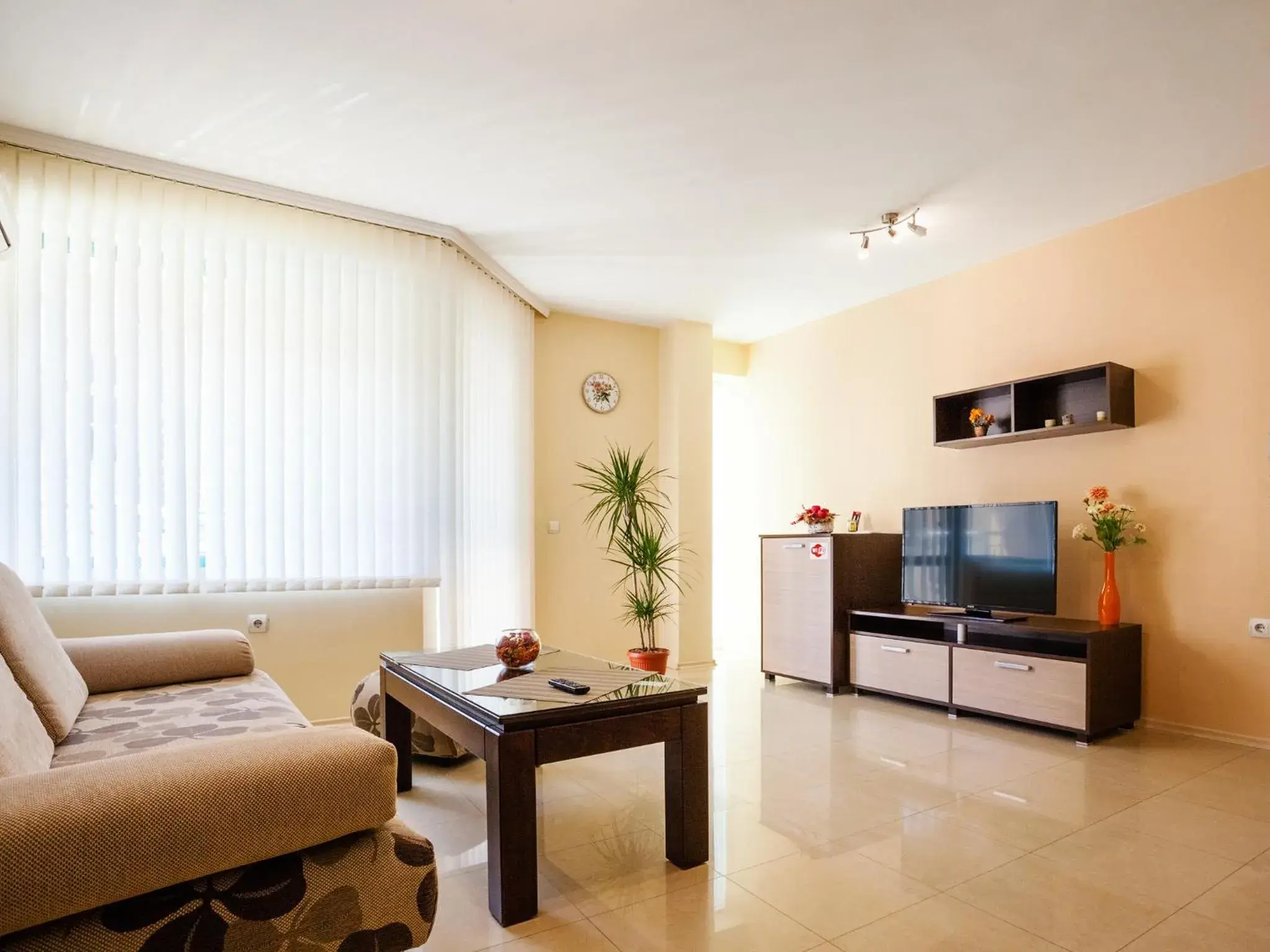 One-Bedroom Apartment in Bright House One-Bedroom Apartment in Bright House