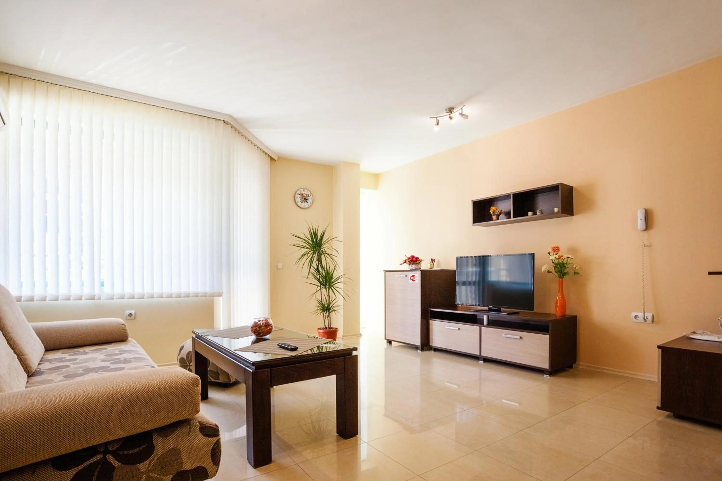 Communal lounge/ TV room in Bright House