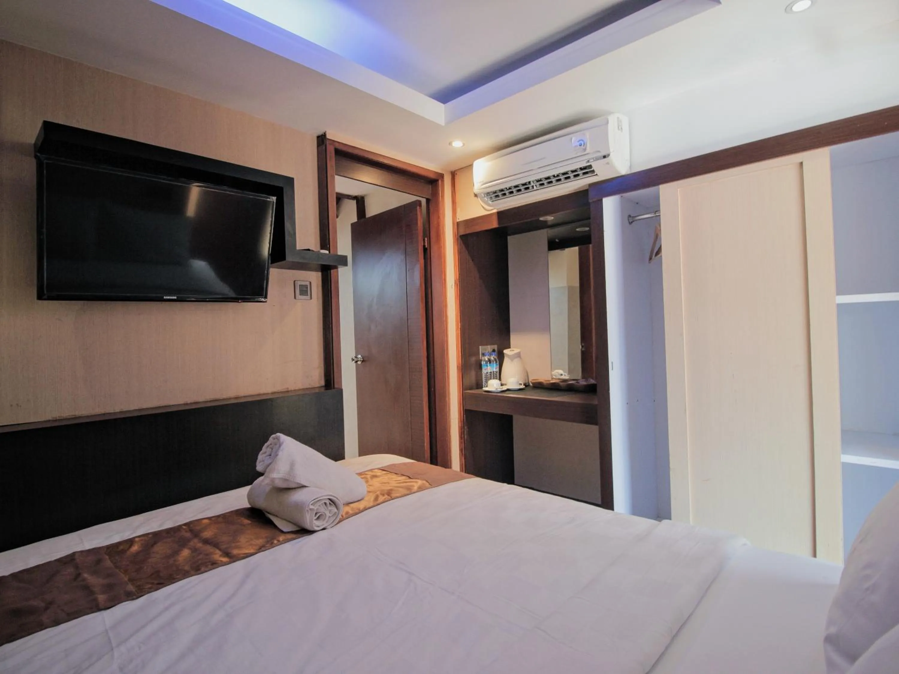 TV and multimedia, Bed in Sari Gili Bungalow