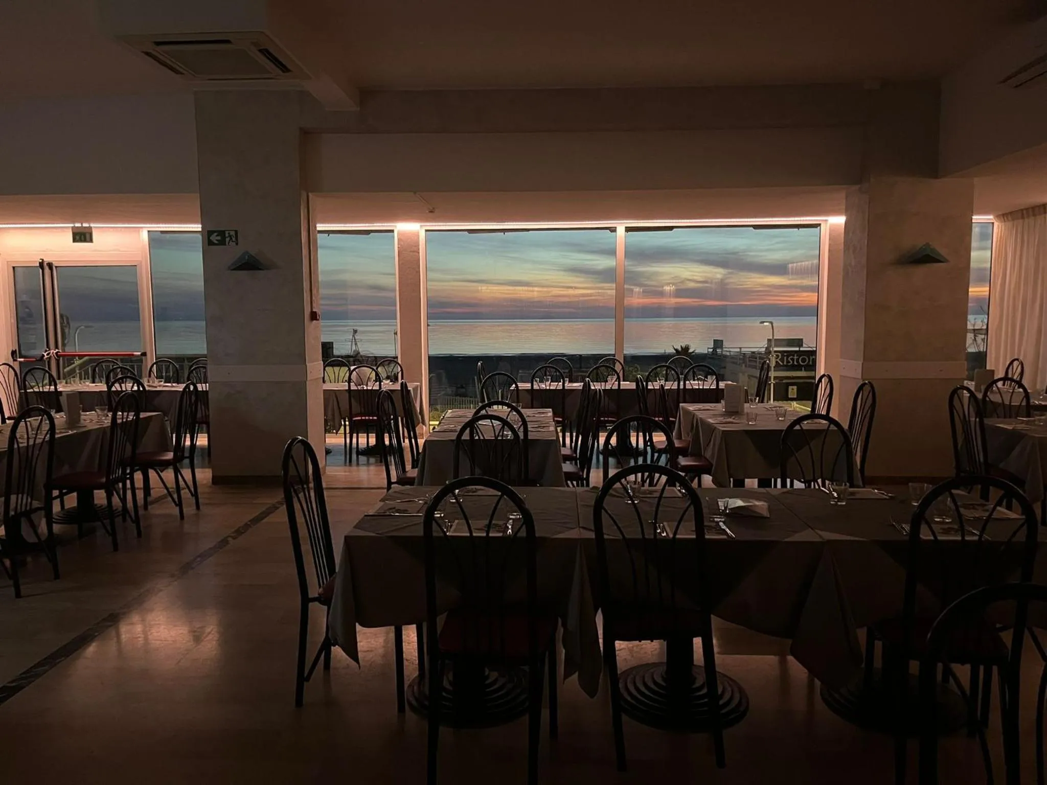 Restaurant/Places to Eat in Hotel Kent