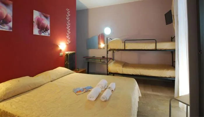 Bed, Bunk Bed in Hotel Kent