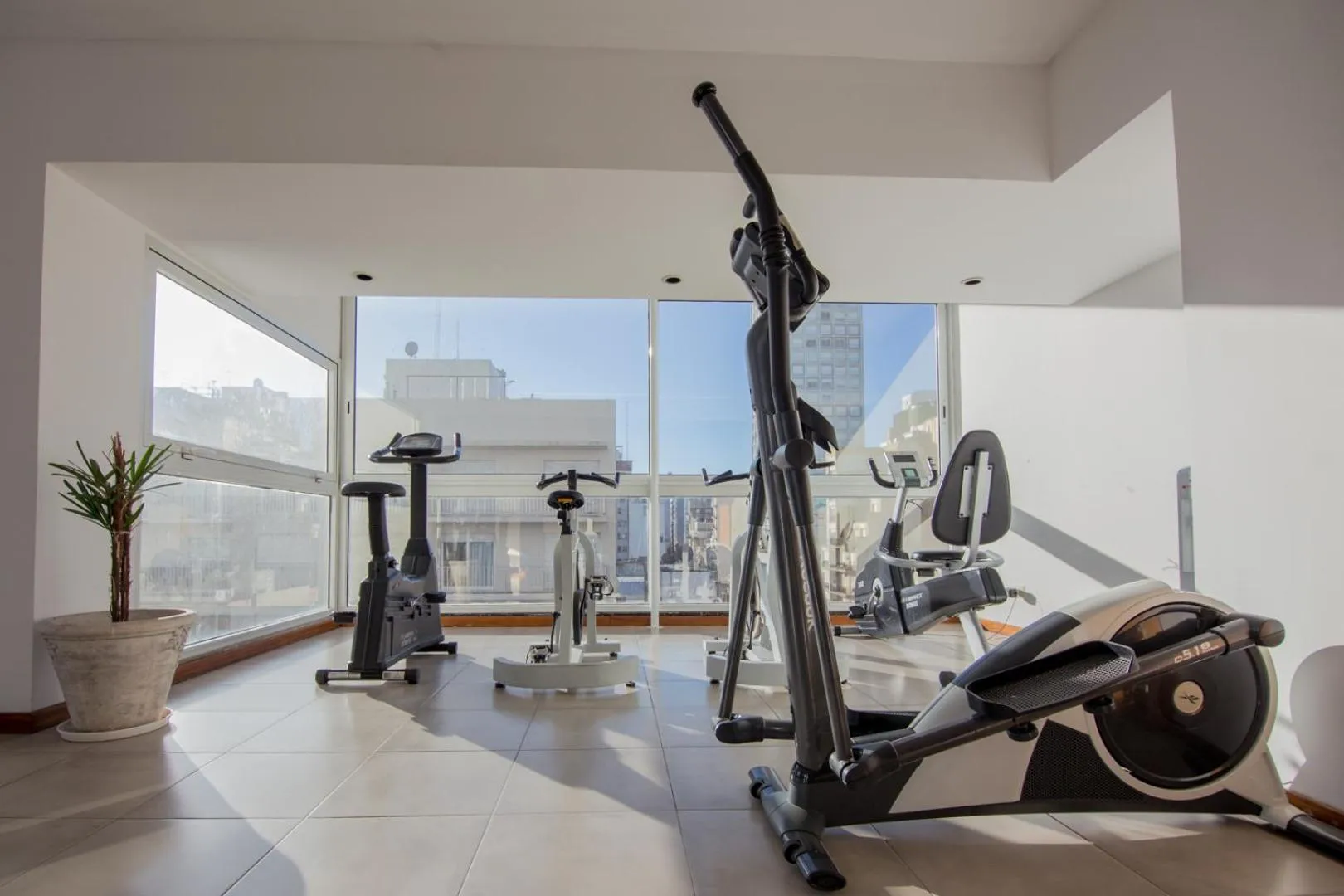 Fitness centre/facilities in Bristol Apart Hotel