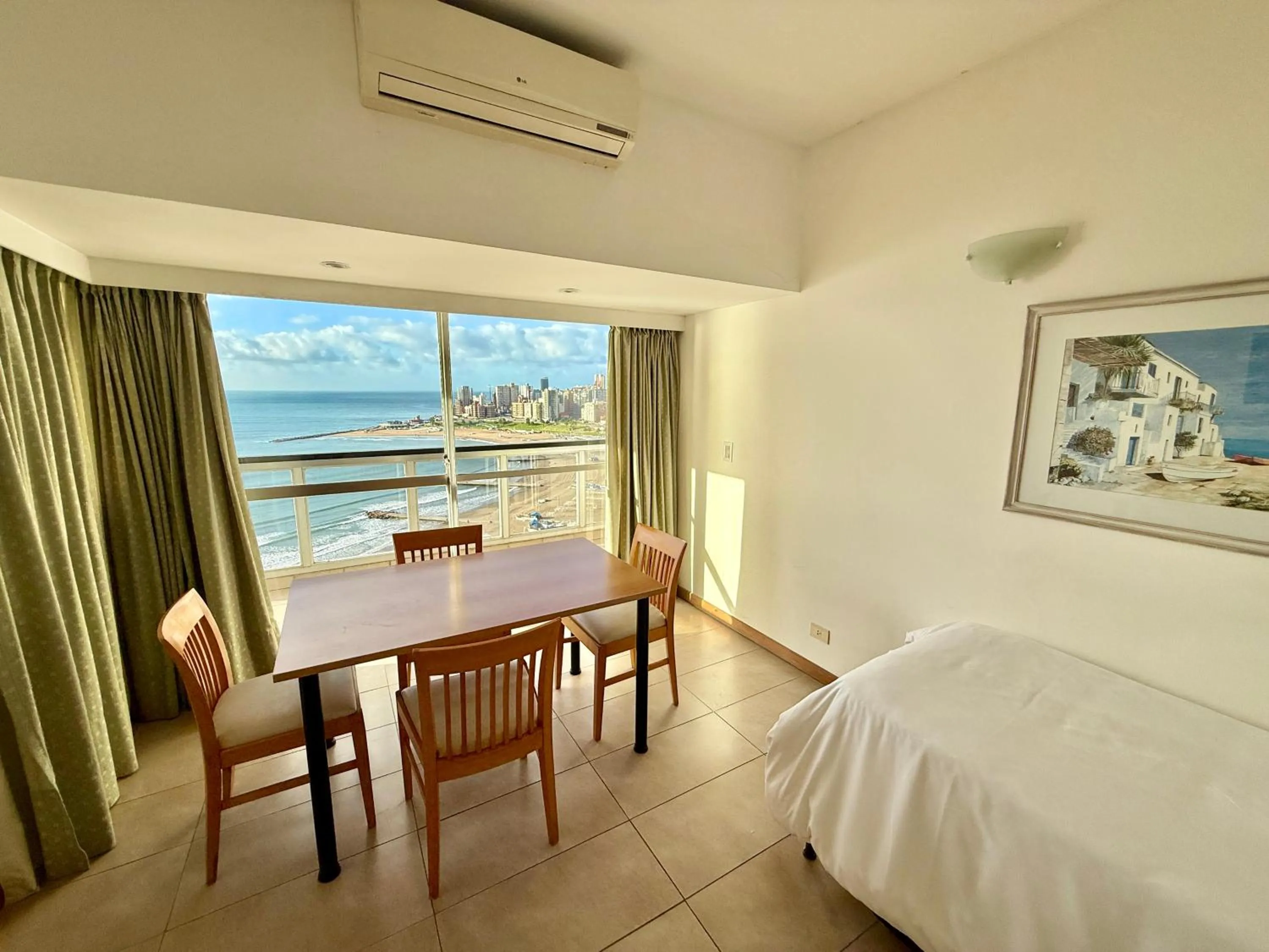 Bed in Bristol Apart Hotel