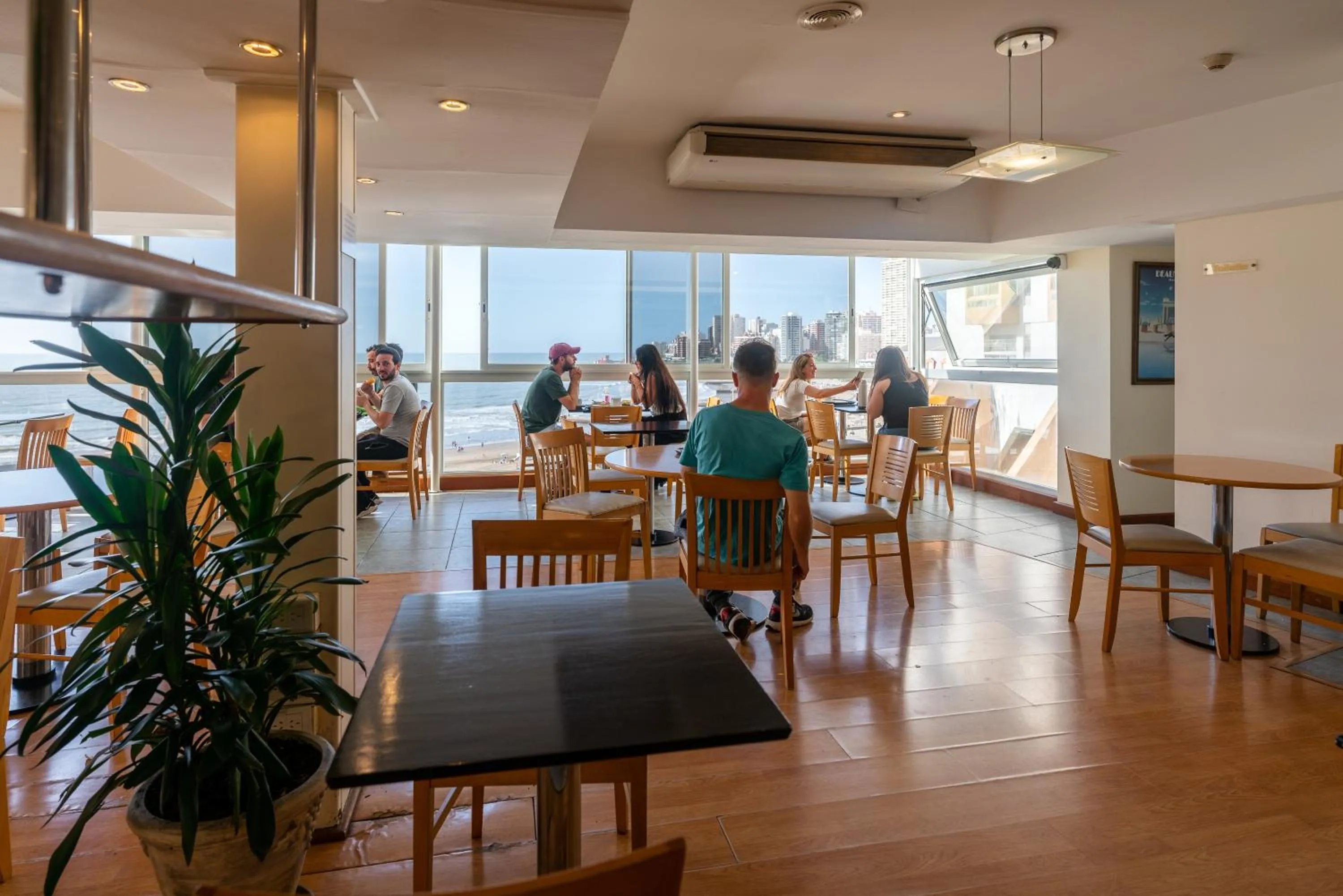 Breakfast in Bristol Apart Hotel