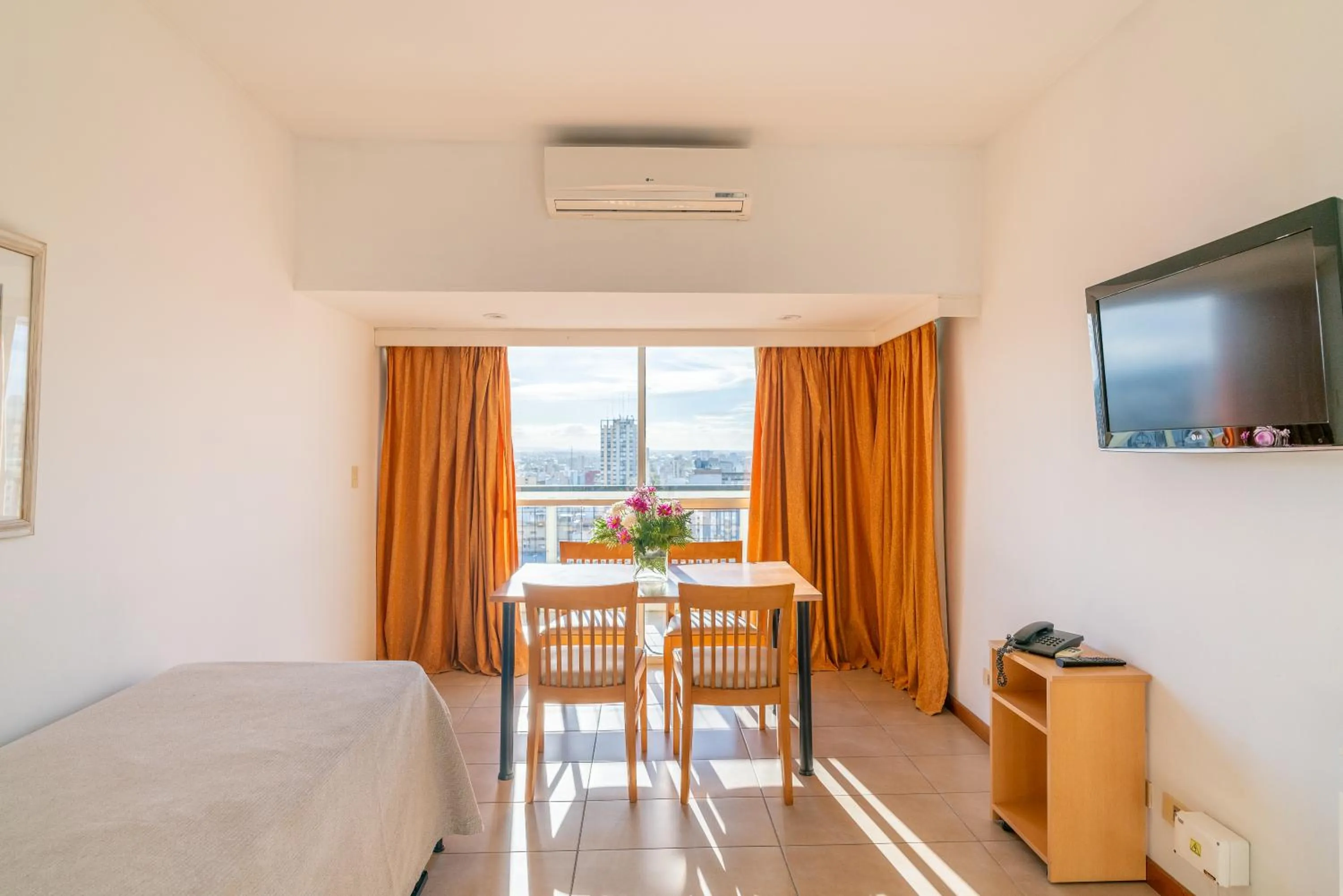 Dining area, Bed in Bristol Apart Hotel