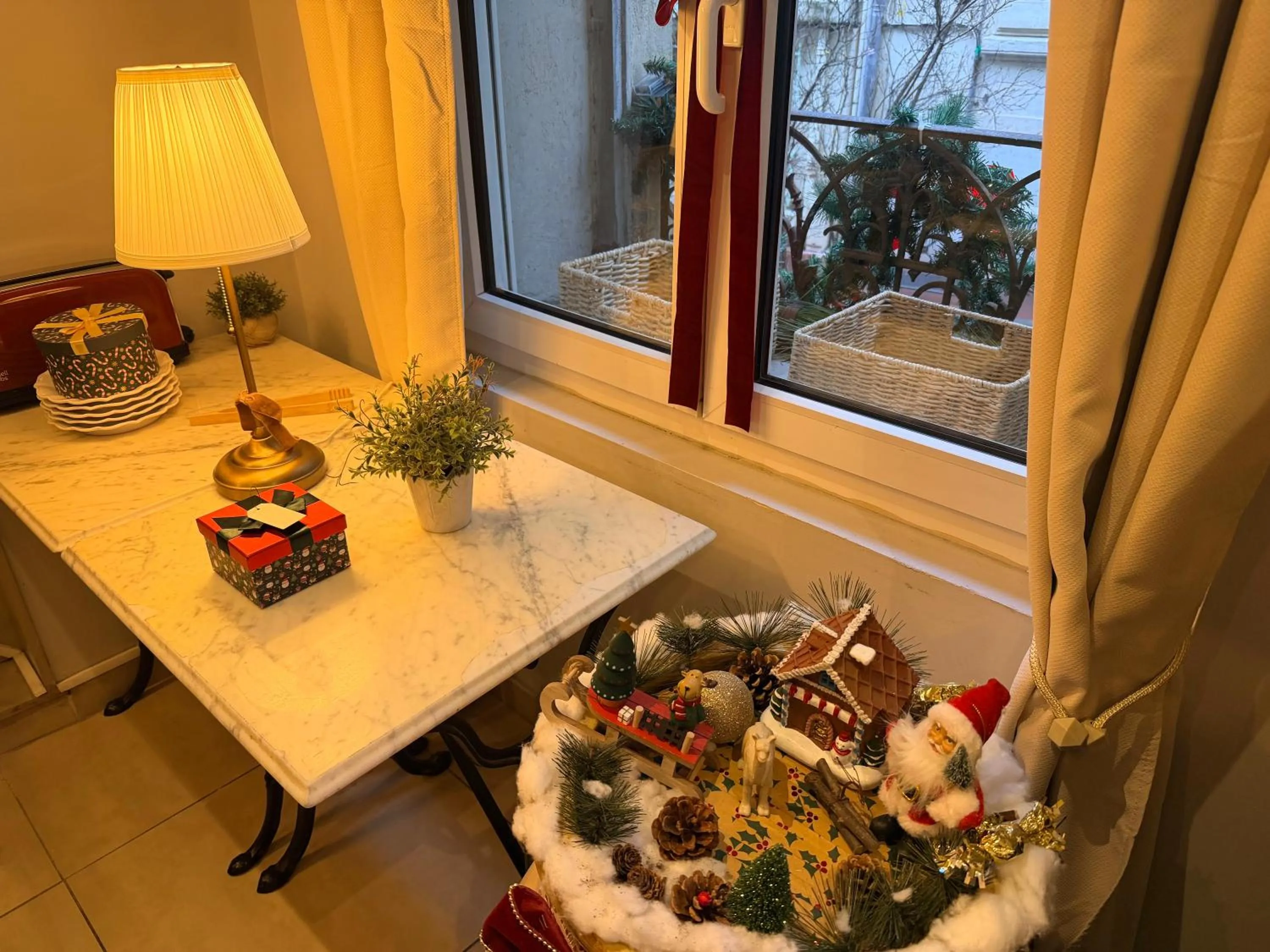 Lunch in Hotel de La Comédie - Place De La Comédie