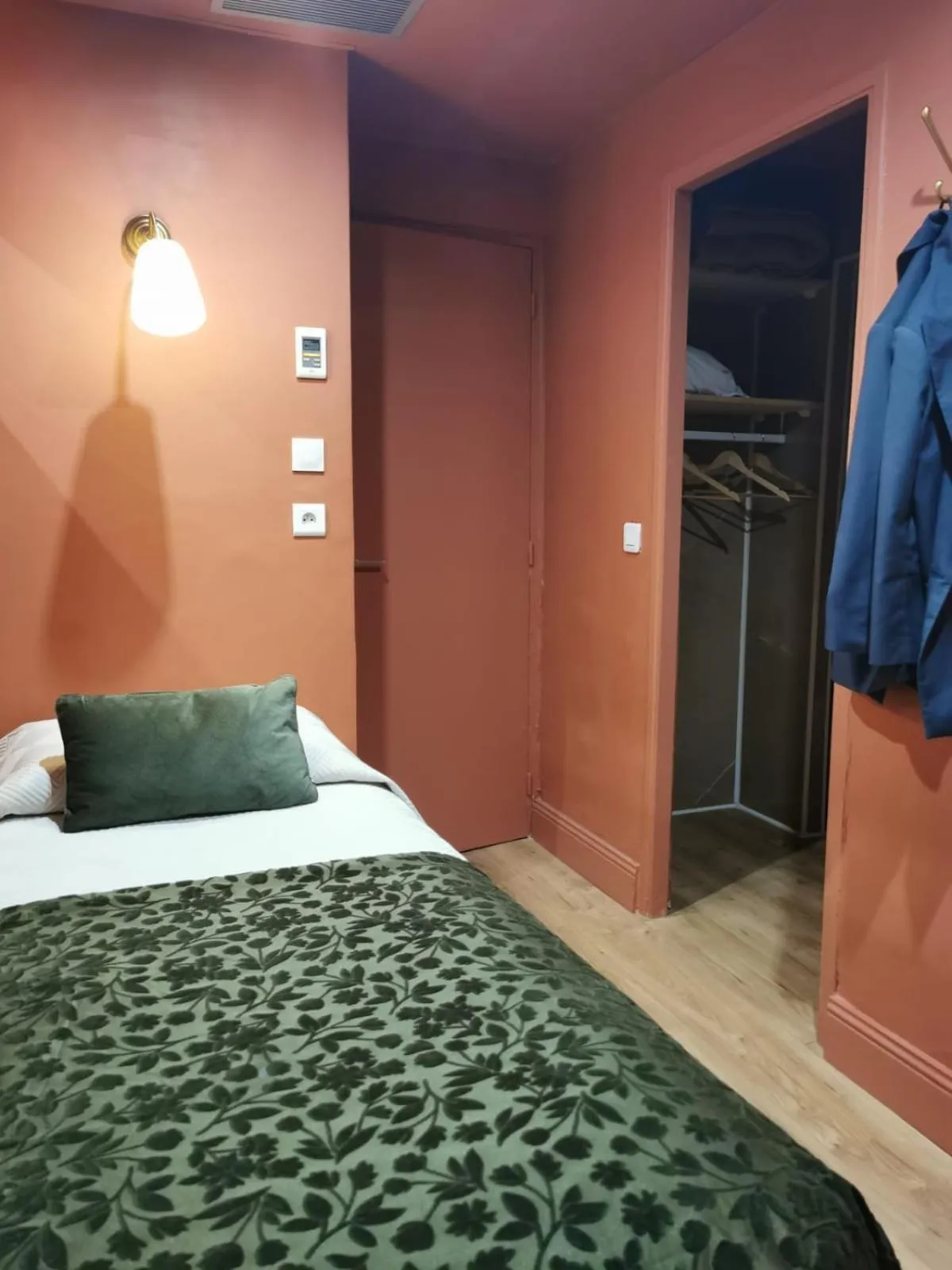 Bed in Hotel de La Comédie - Place De La Comédie