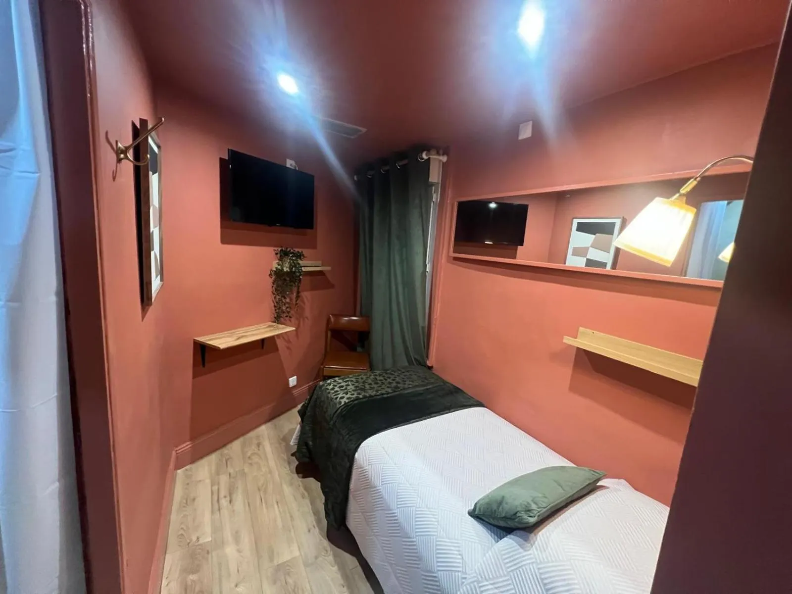 Bed in Hotel de La Comédie - Place De La Comédie