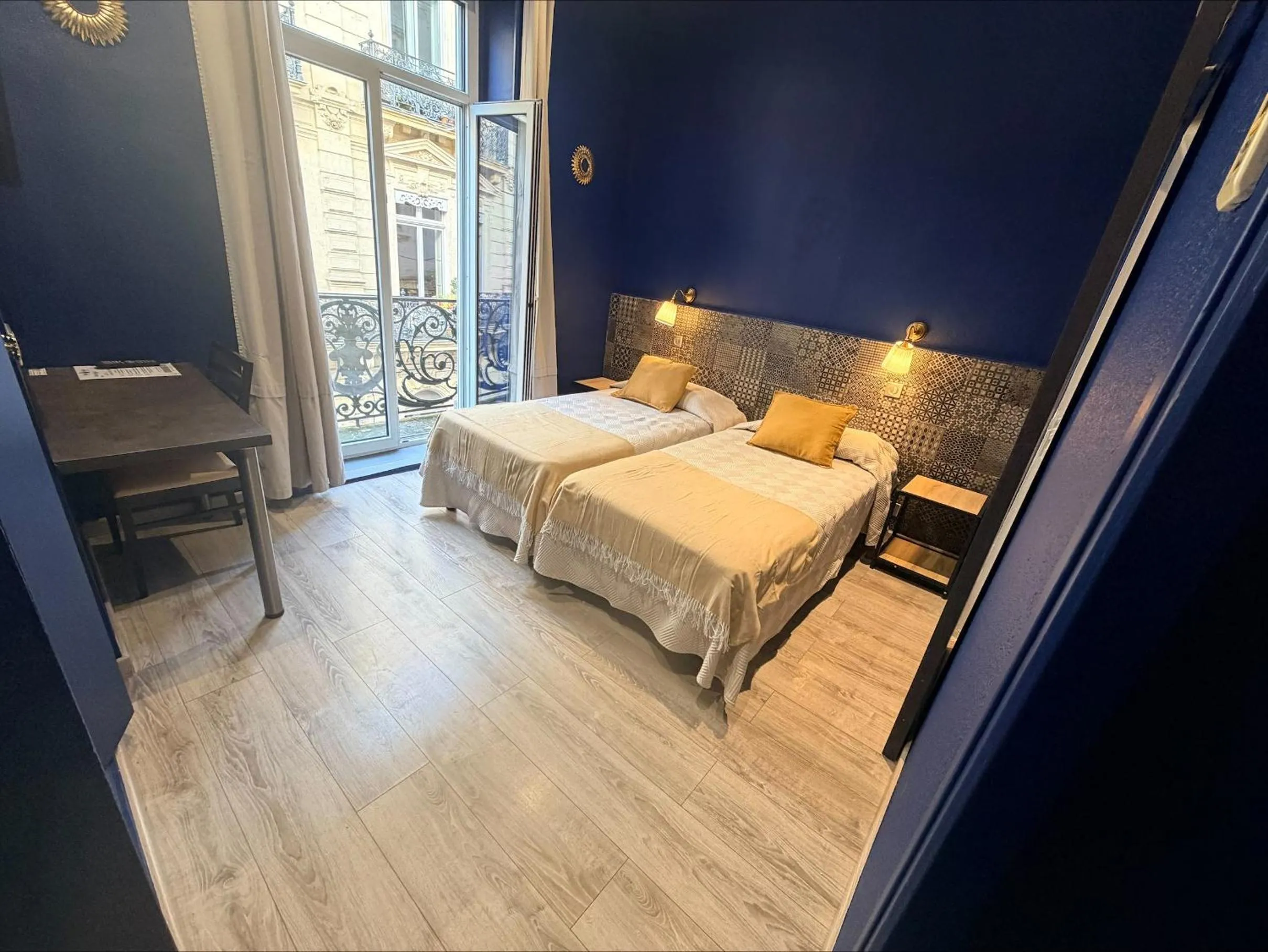 Bed in Hotel de La Comédie - Place De La Comédie