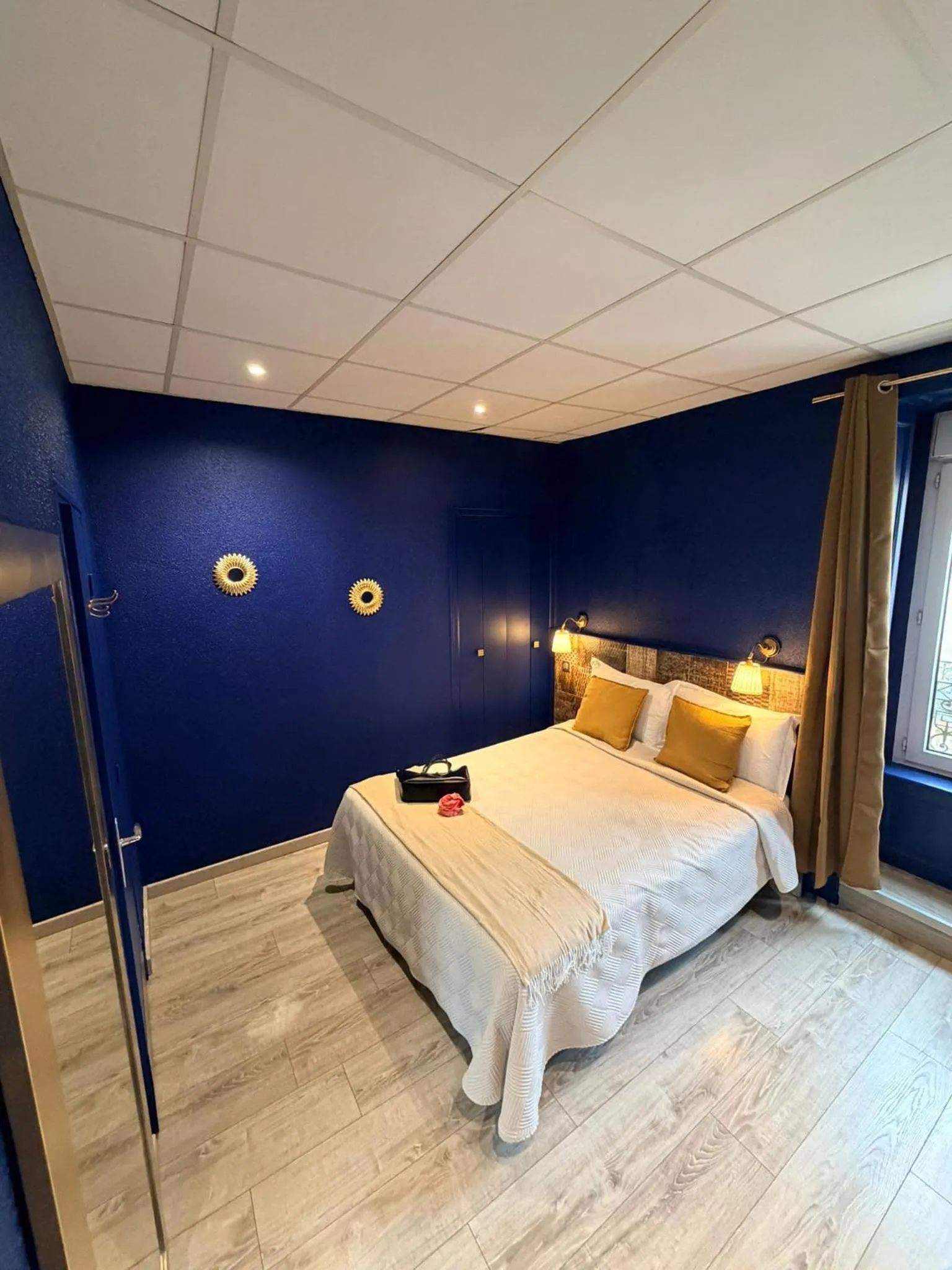 Bed in Hotel de La Comédie - Place De La Comédie