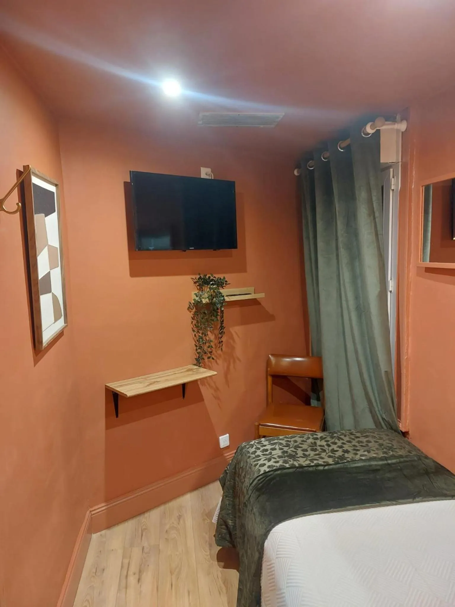 Bed in Hotel de La Comédie - Place De La Comédie