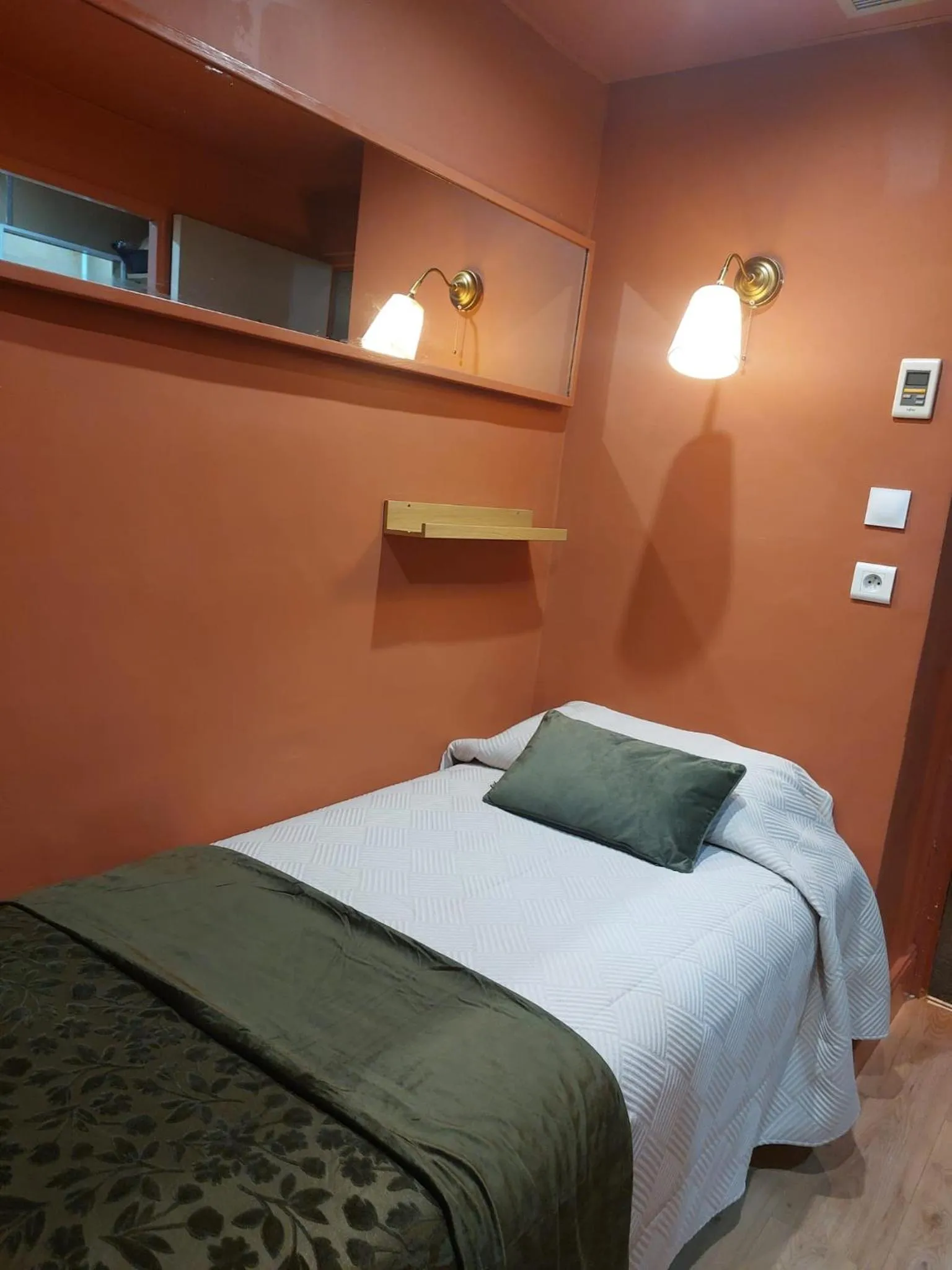 Bed in Hotel de La Comédie - Place De La Comédie