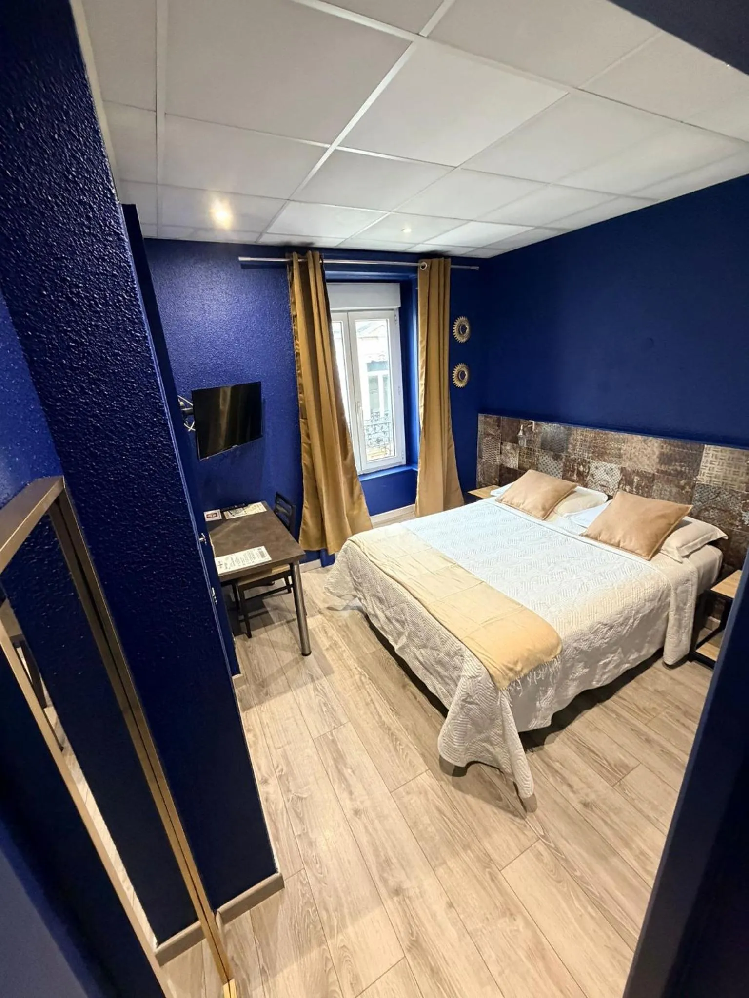 Bed in Hotel de La Comédie - Place De La Comédie