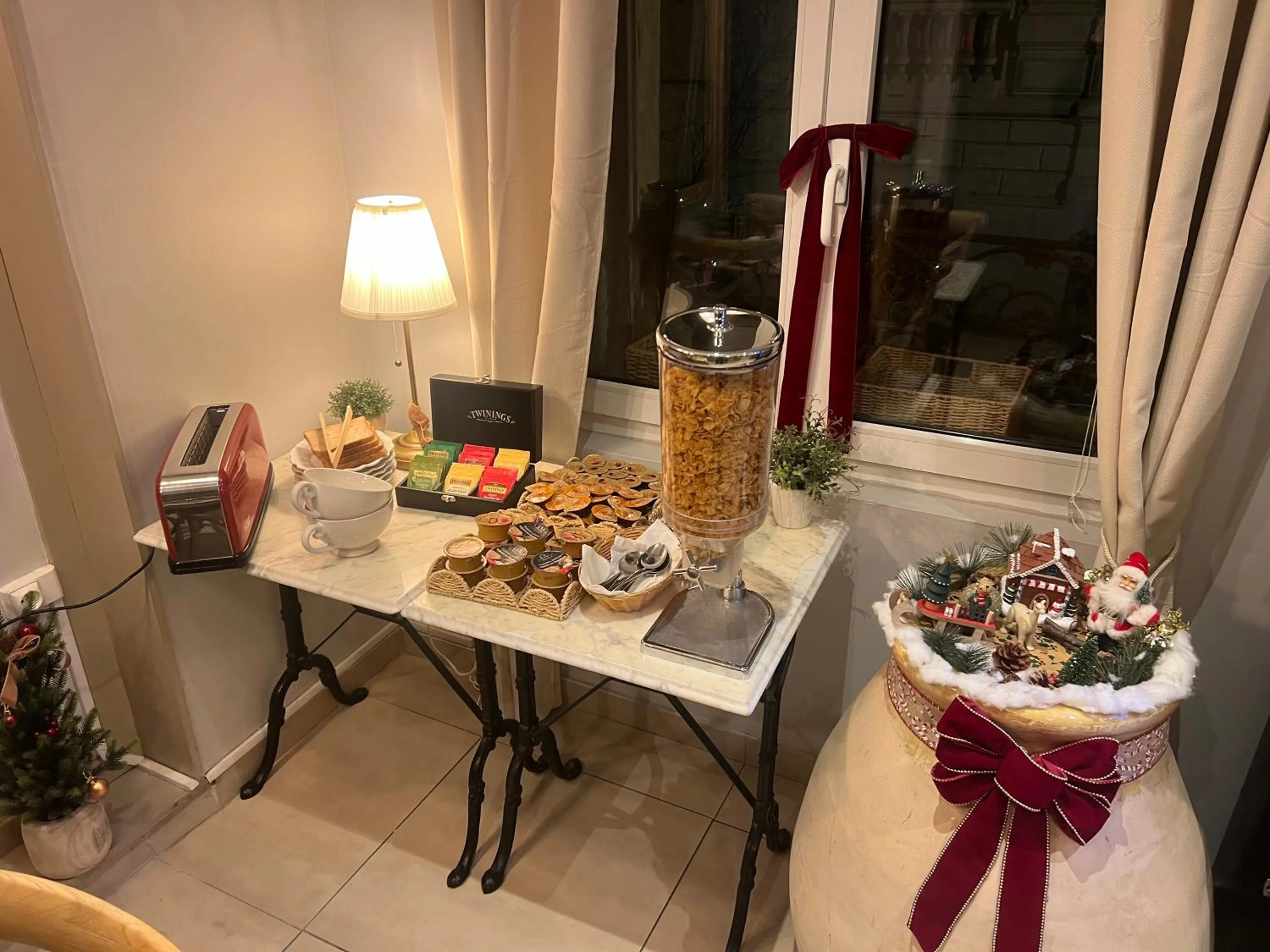 Breakfast in Hotel de La Comédie - Place De La Comédie