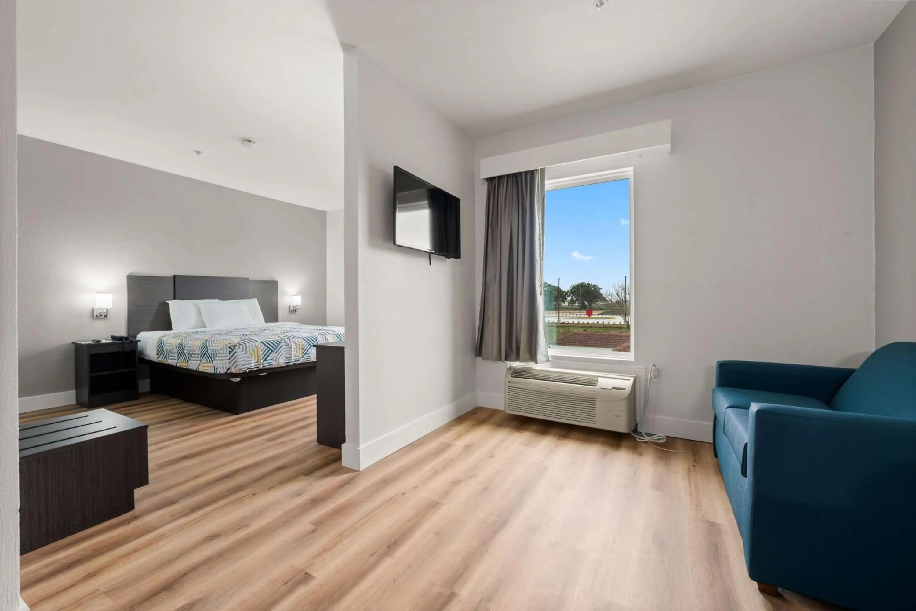 Photo of the whole room, Bed in Motel 6-Rosenberg, TX