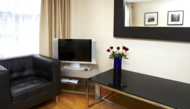 Living room in Cumberland Apartments