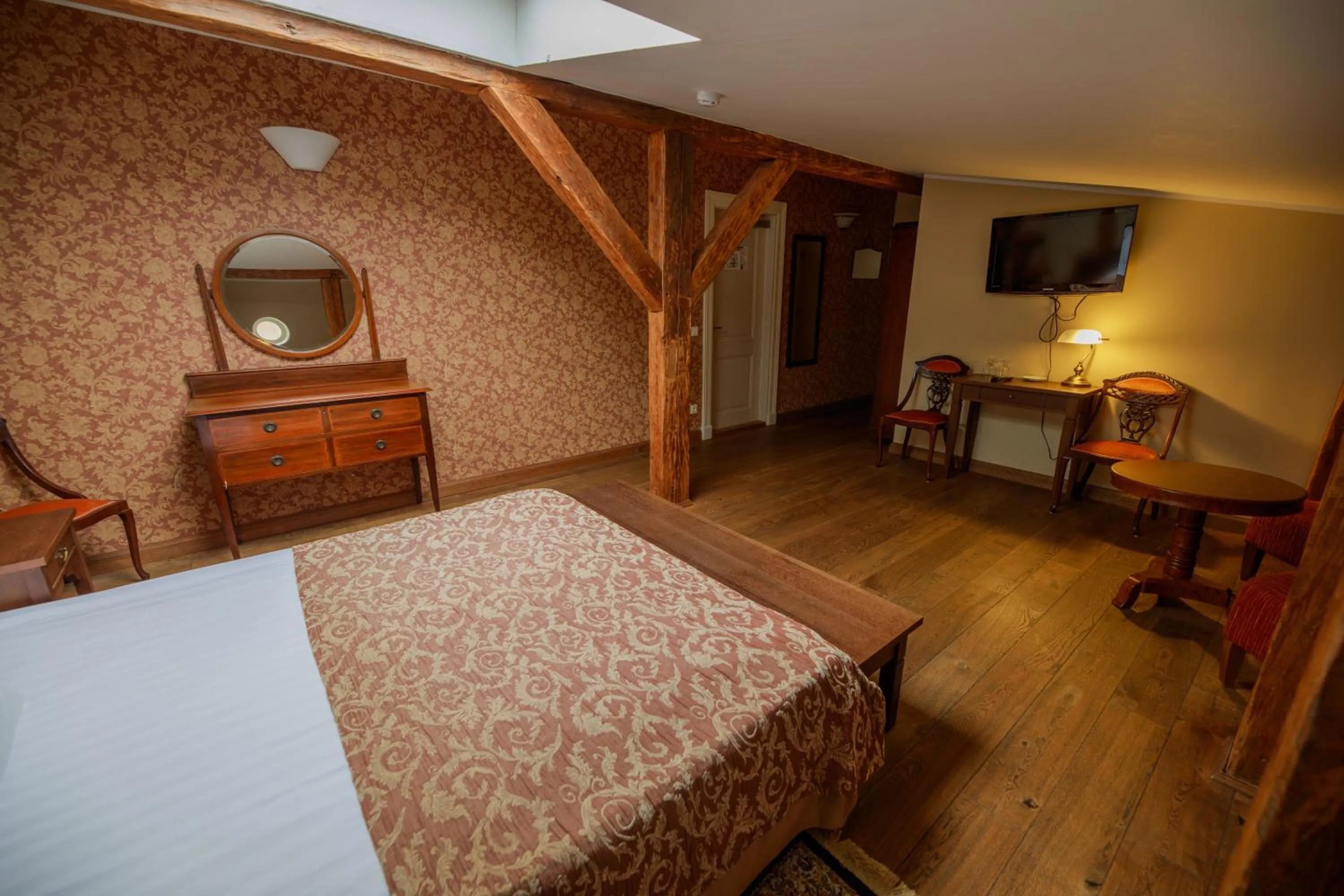 Photo of the whole room, Bed in Saka Manor