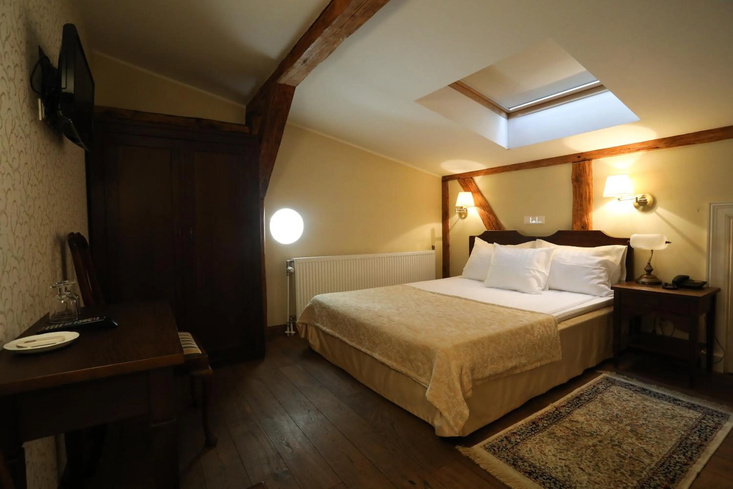Photo of the whole room, Bed in Saka Manor