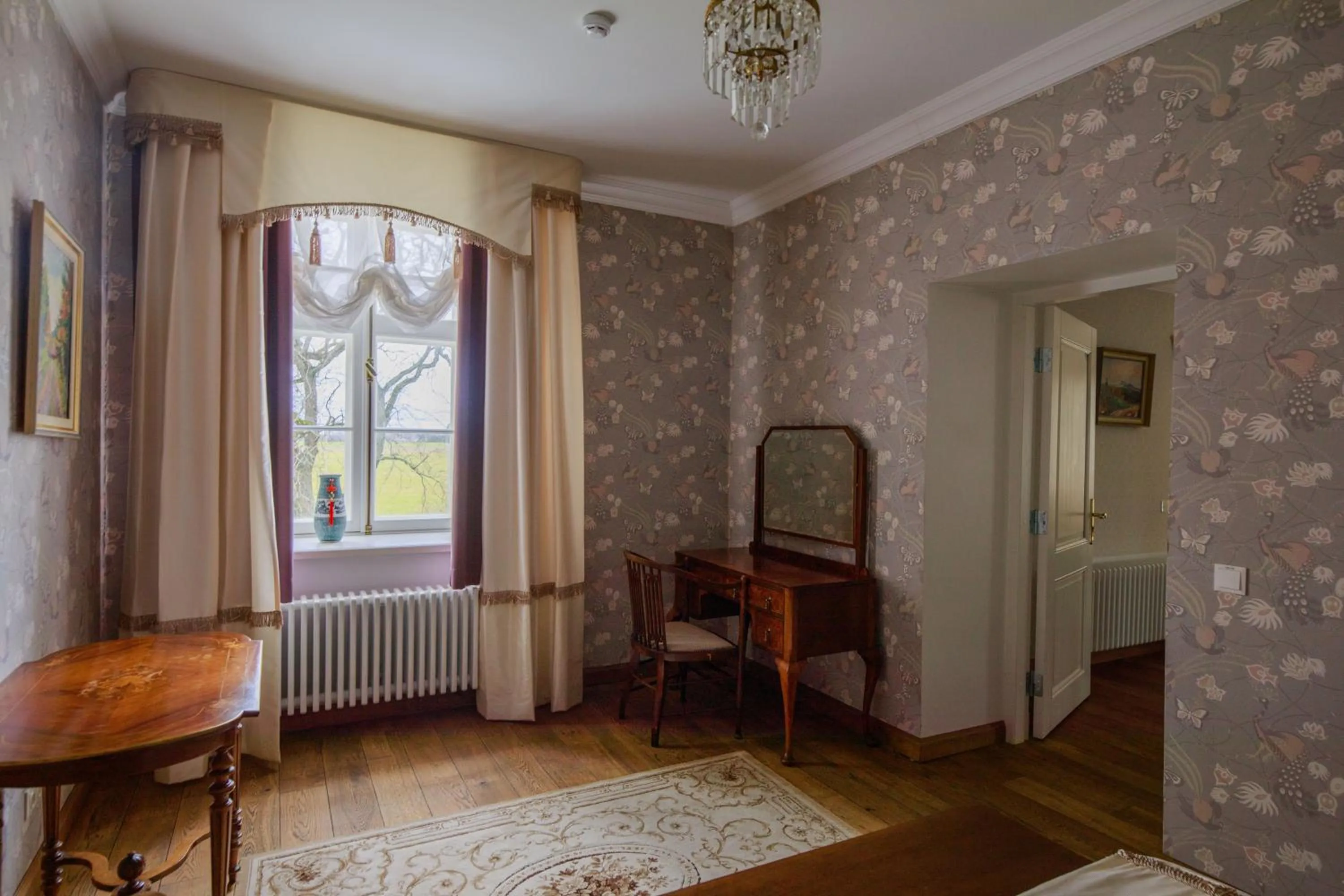 Photo of the whole room in Saka Manor