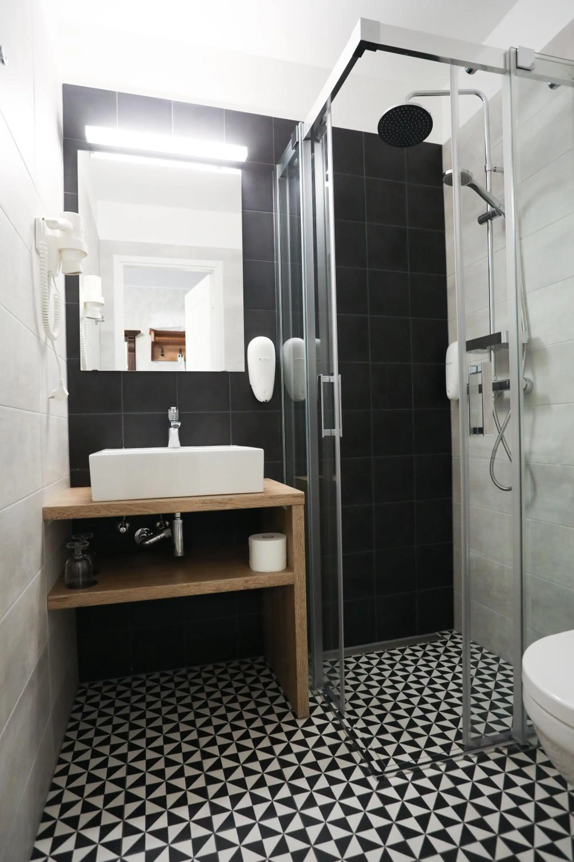 Shower in Saka Manor