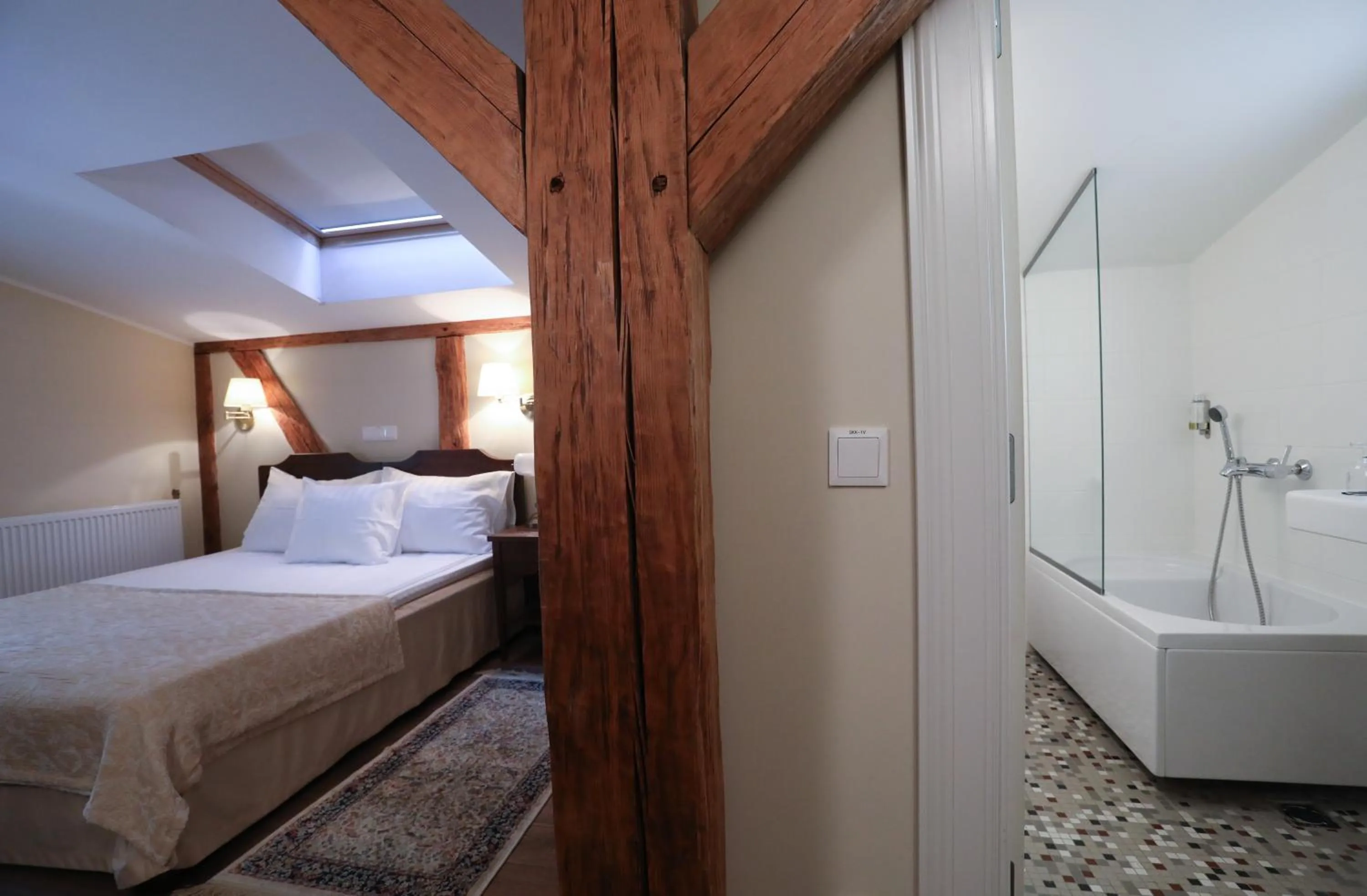 Photo of the whole room, Bed in Saka Manor