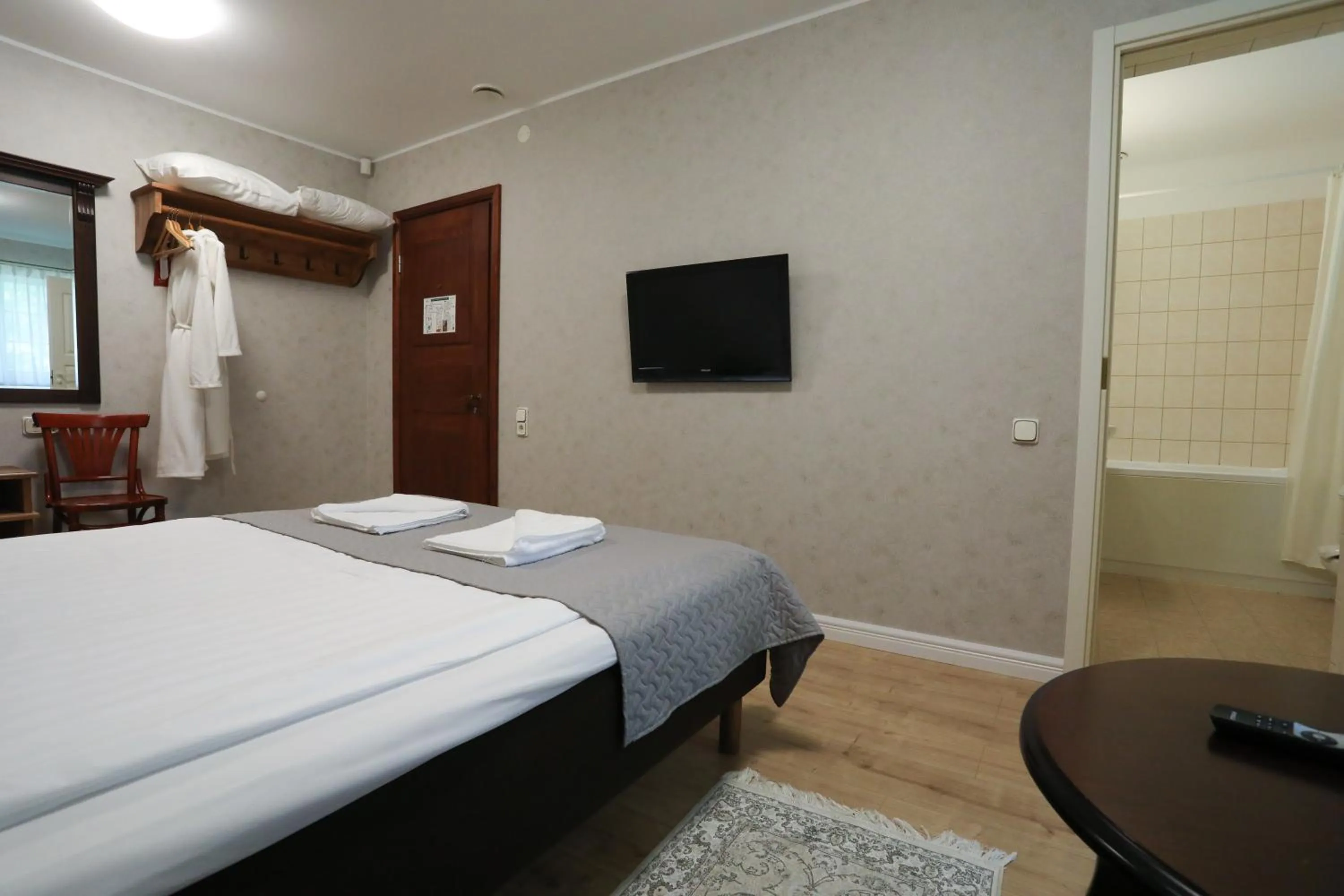 Photo of the whole room, Bed in Saka Manor