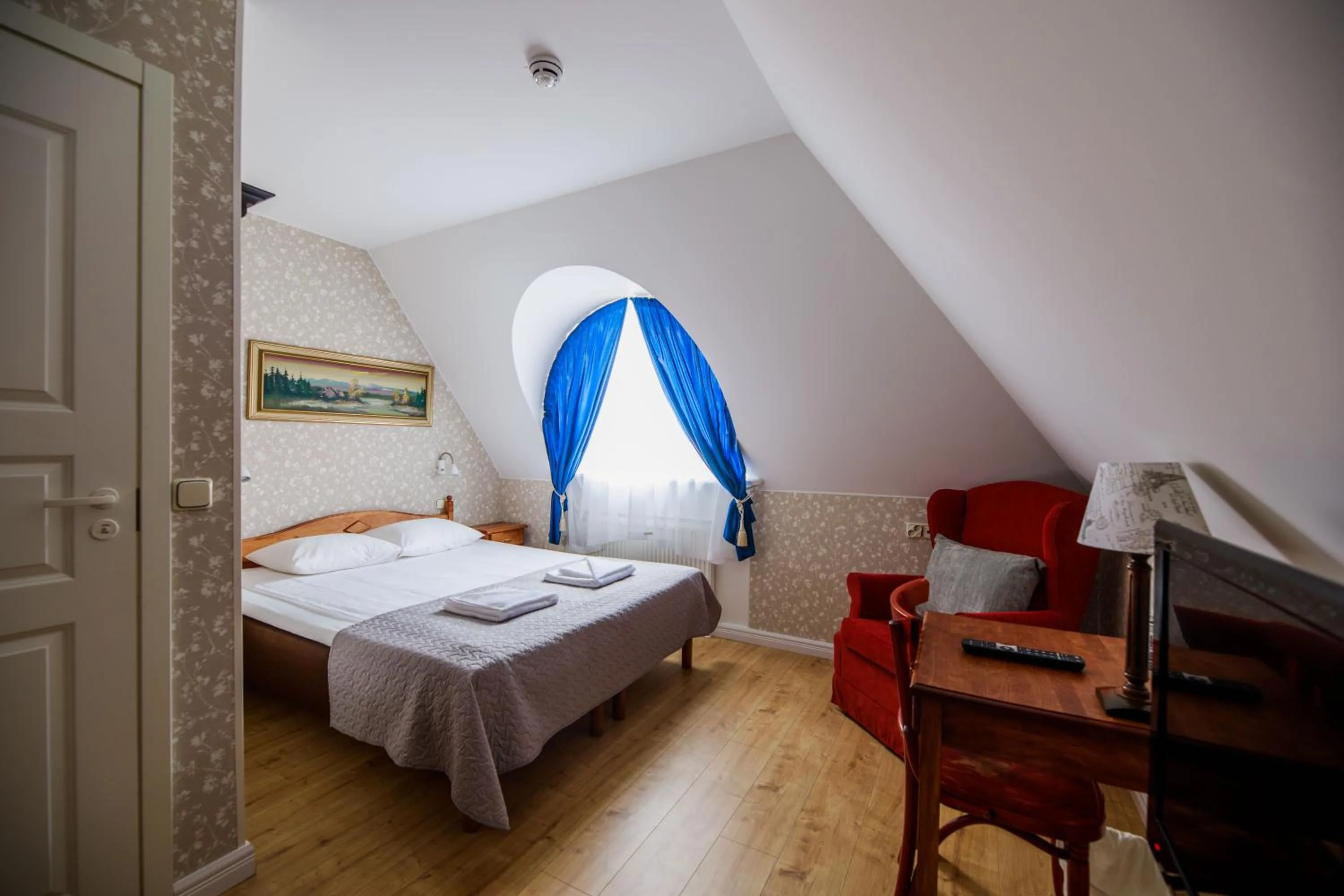 Photo of the whole room, Bed in Saka Manor