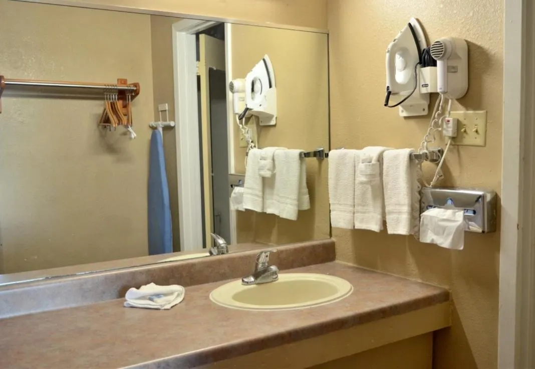 Bathroom in Americas Best Value Inn Crosstimbers