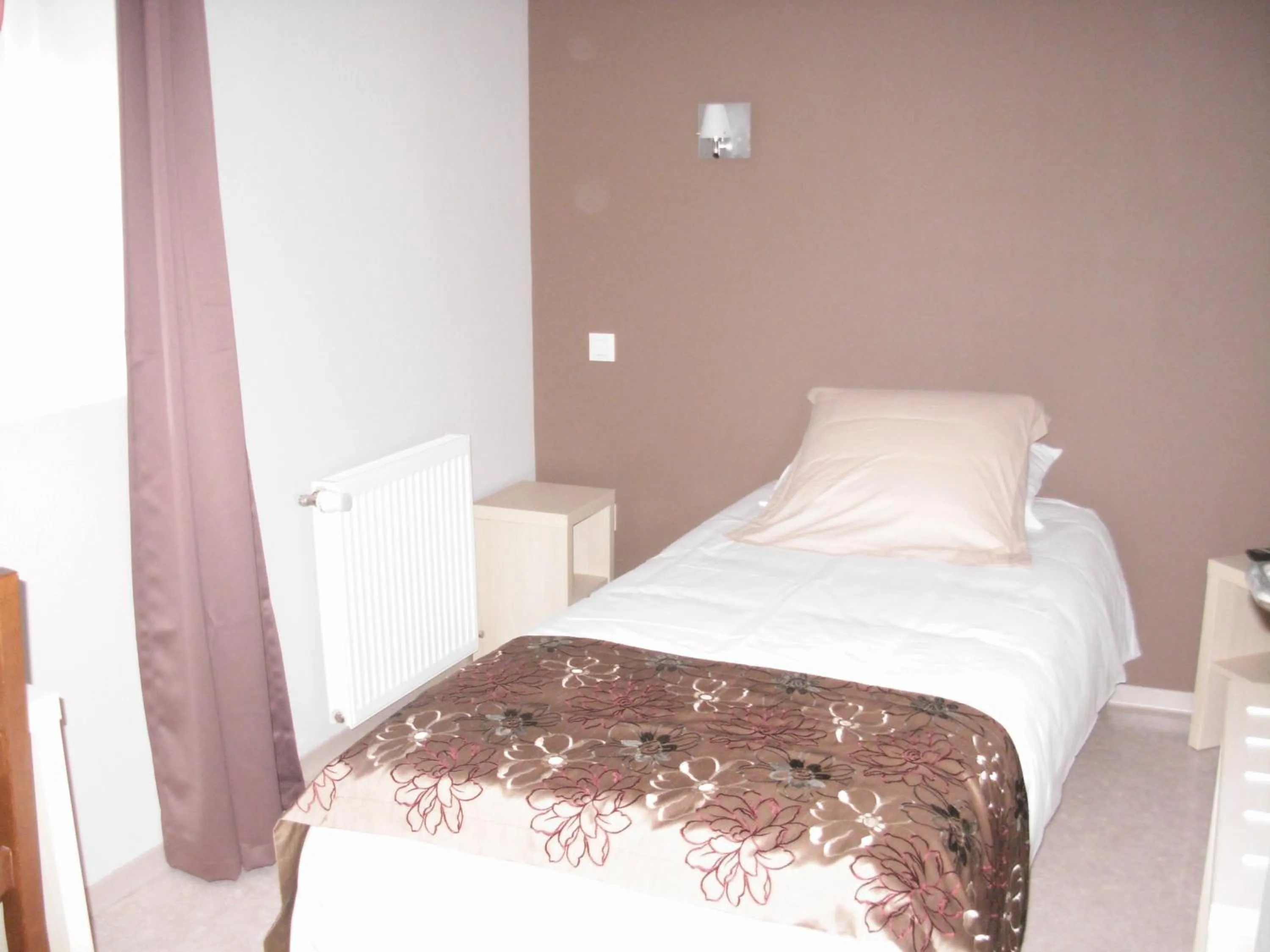 Bed in Logis Hôtel Restaurant de la Dore