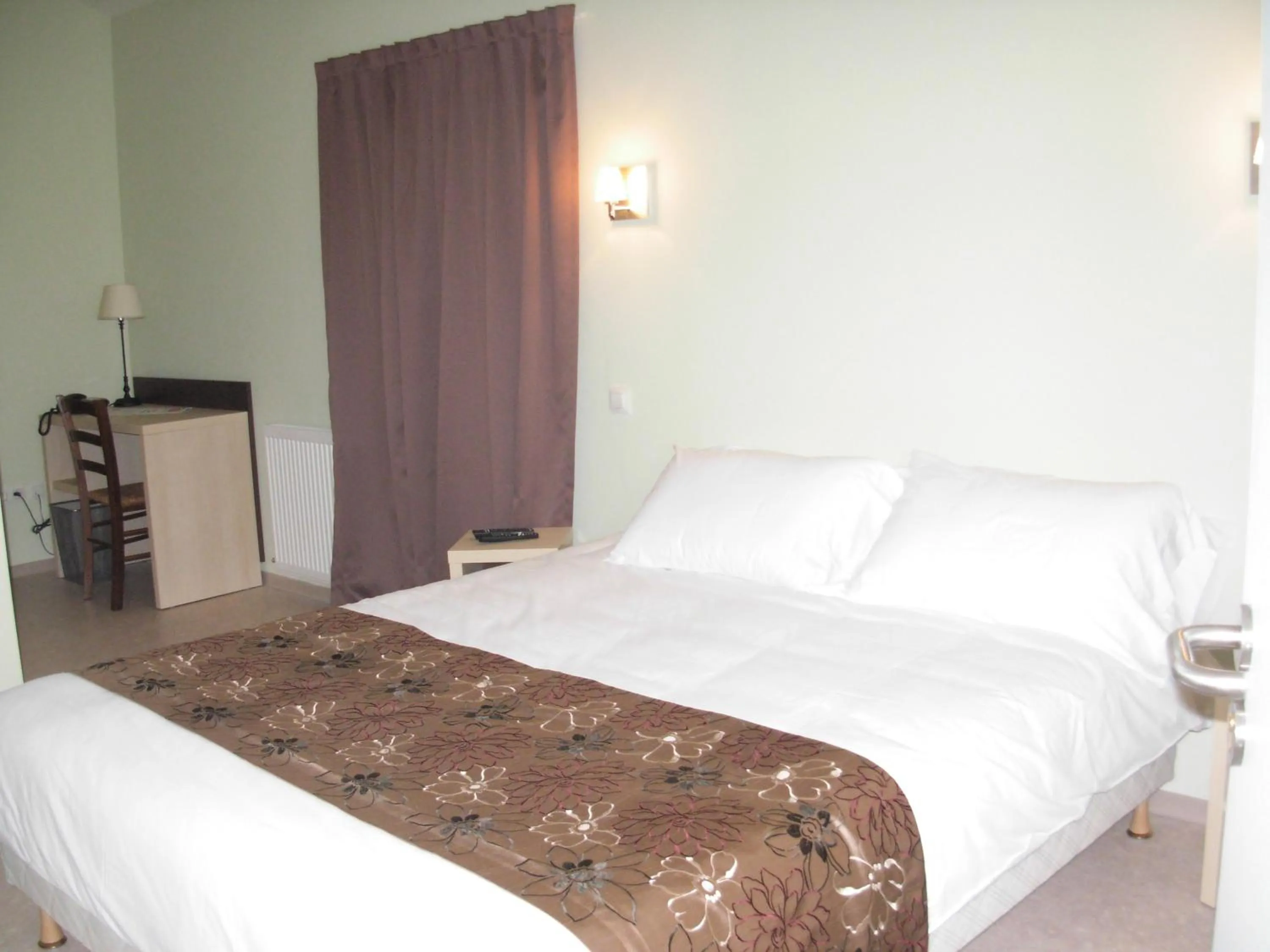 Bed in Logis Hôtel Restaurant de la Dore