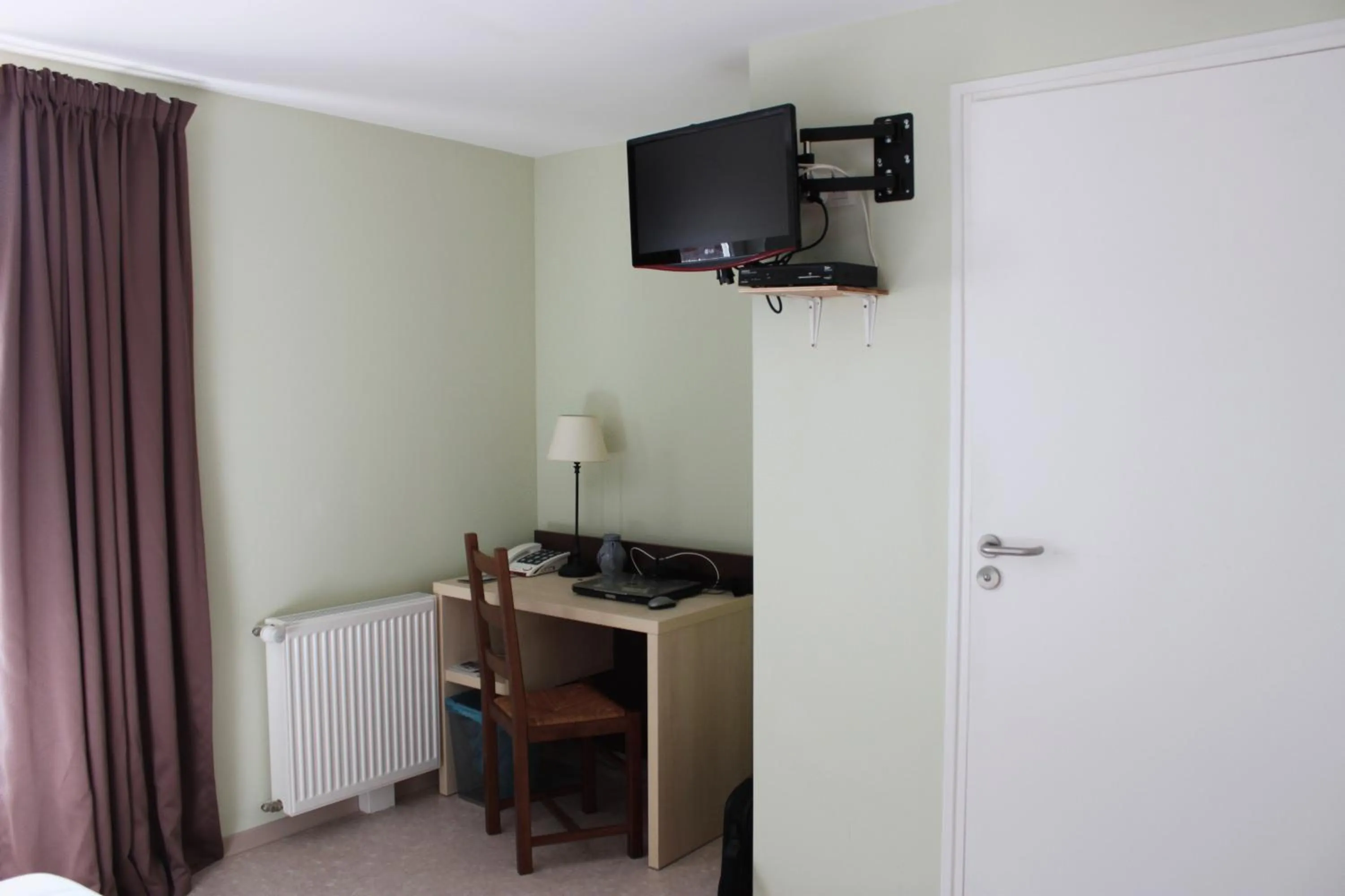 TV and multimedia in Logis Hôtel Restaurant de la Dore