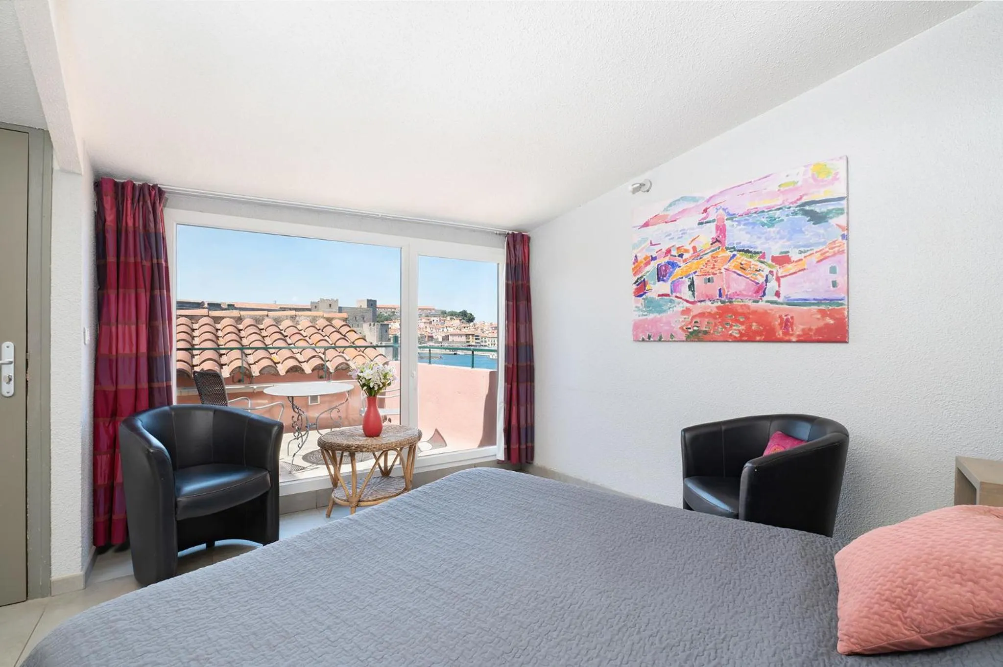 Property building, Bed in Logis Hôtel le Triton