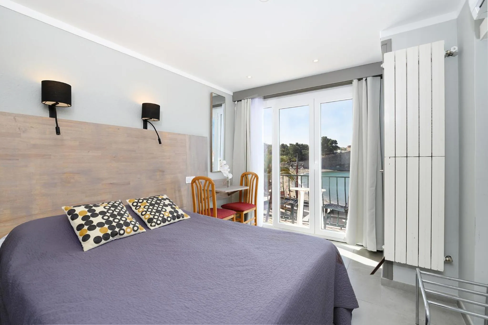 City view, Bed in Logis Hôtel le Triton