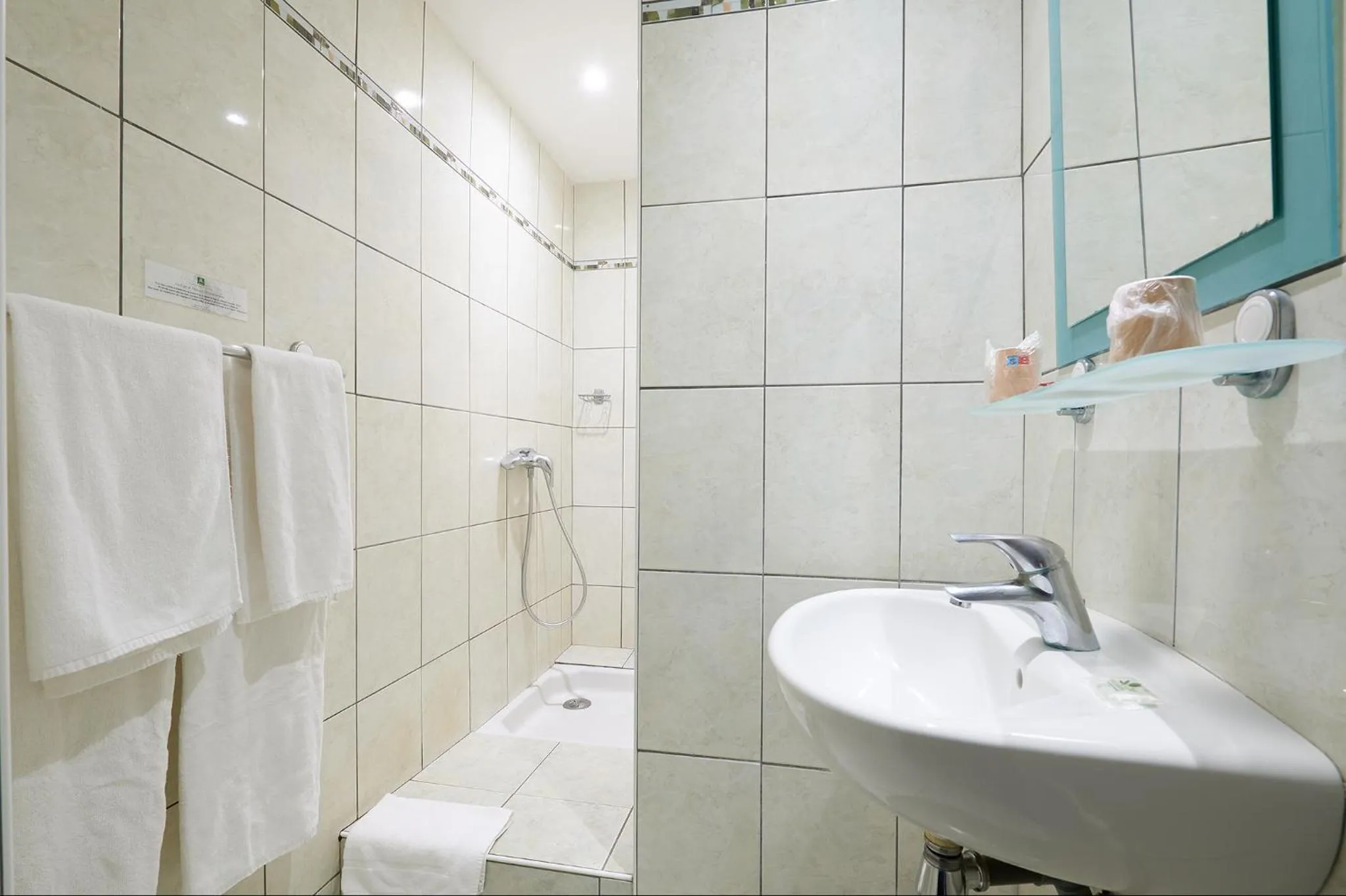 Bathroom in Logis Hôtel le Triton