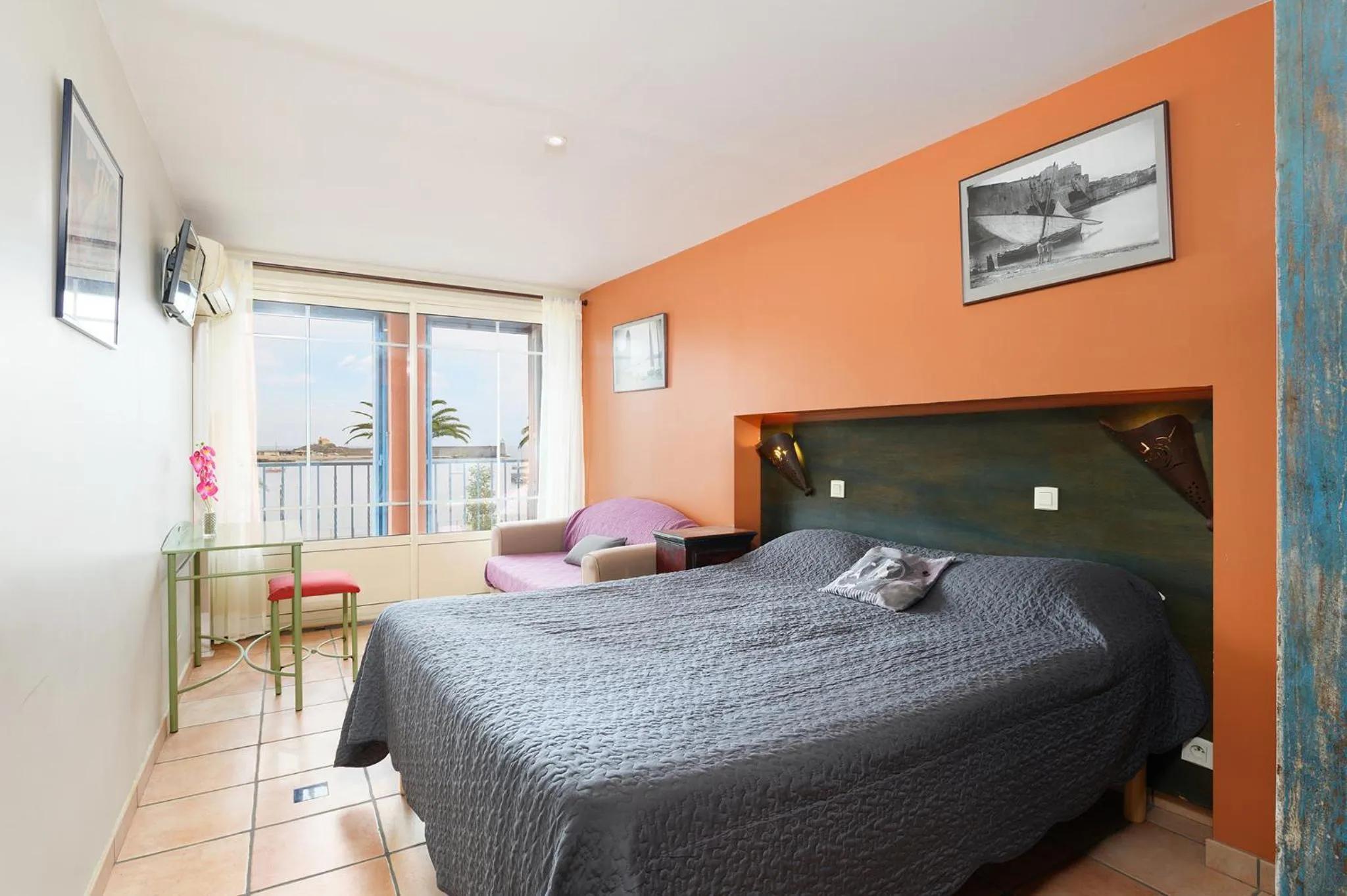 City view, Bed in Logis Hôtel le Triton