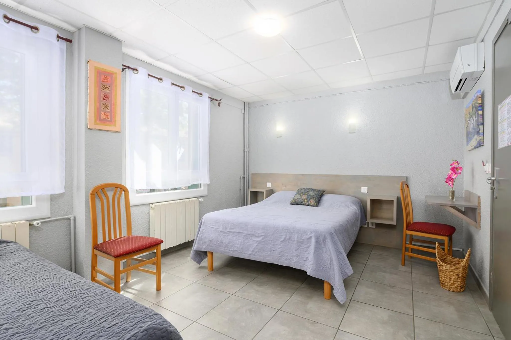 Bed in Logis Hôtel le Triton