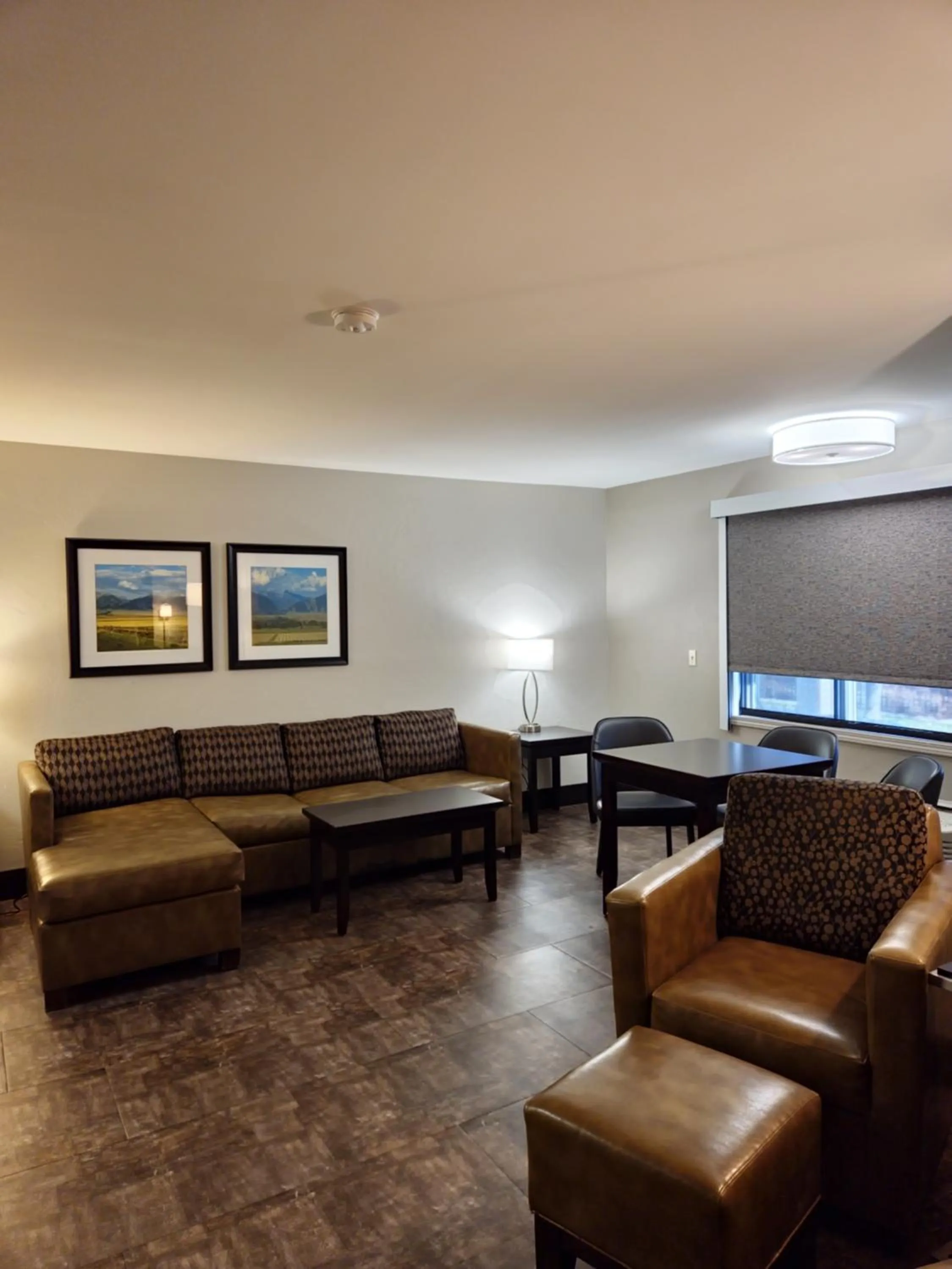 Seating area in Kelly Inn Billings