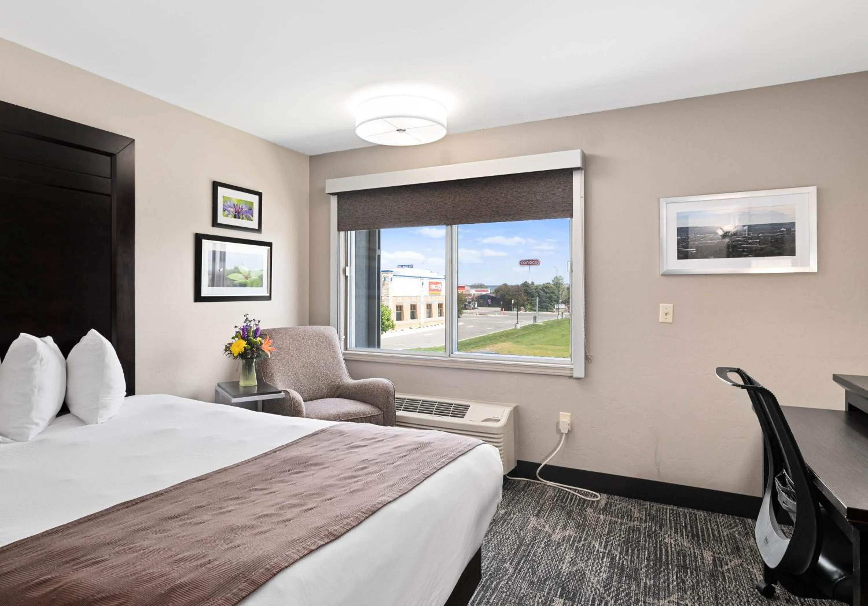 Seating area, Bed in Kelly Inn Billings