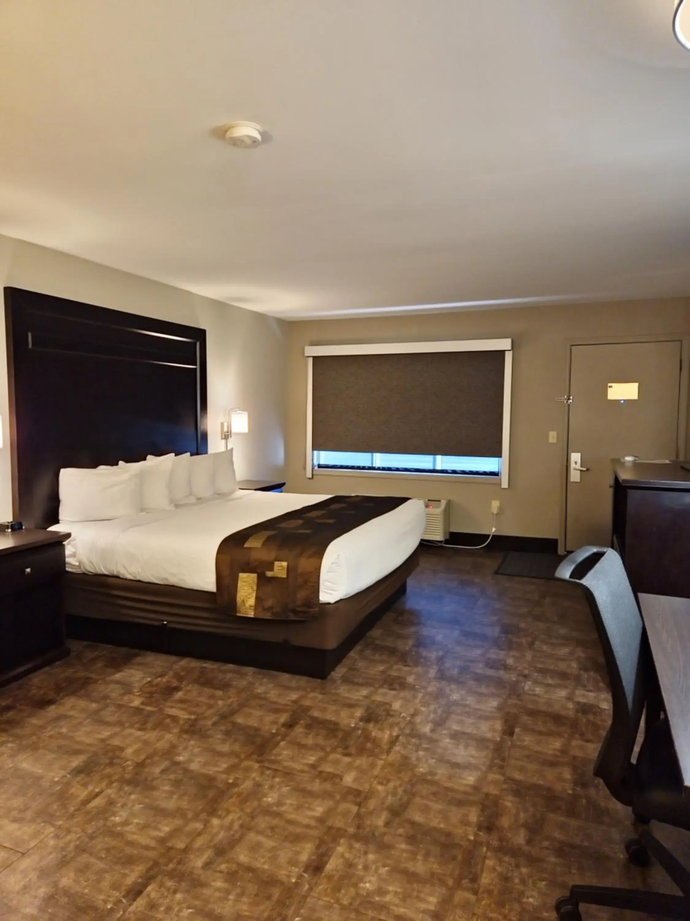 Deluxe King Room in Kelly Inn Billings Deluxe King Room in Kelly Inn Billings