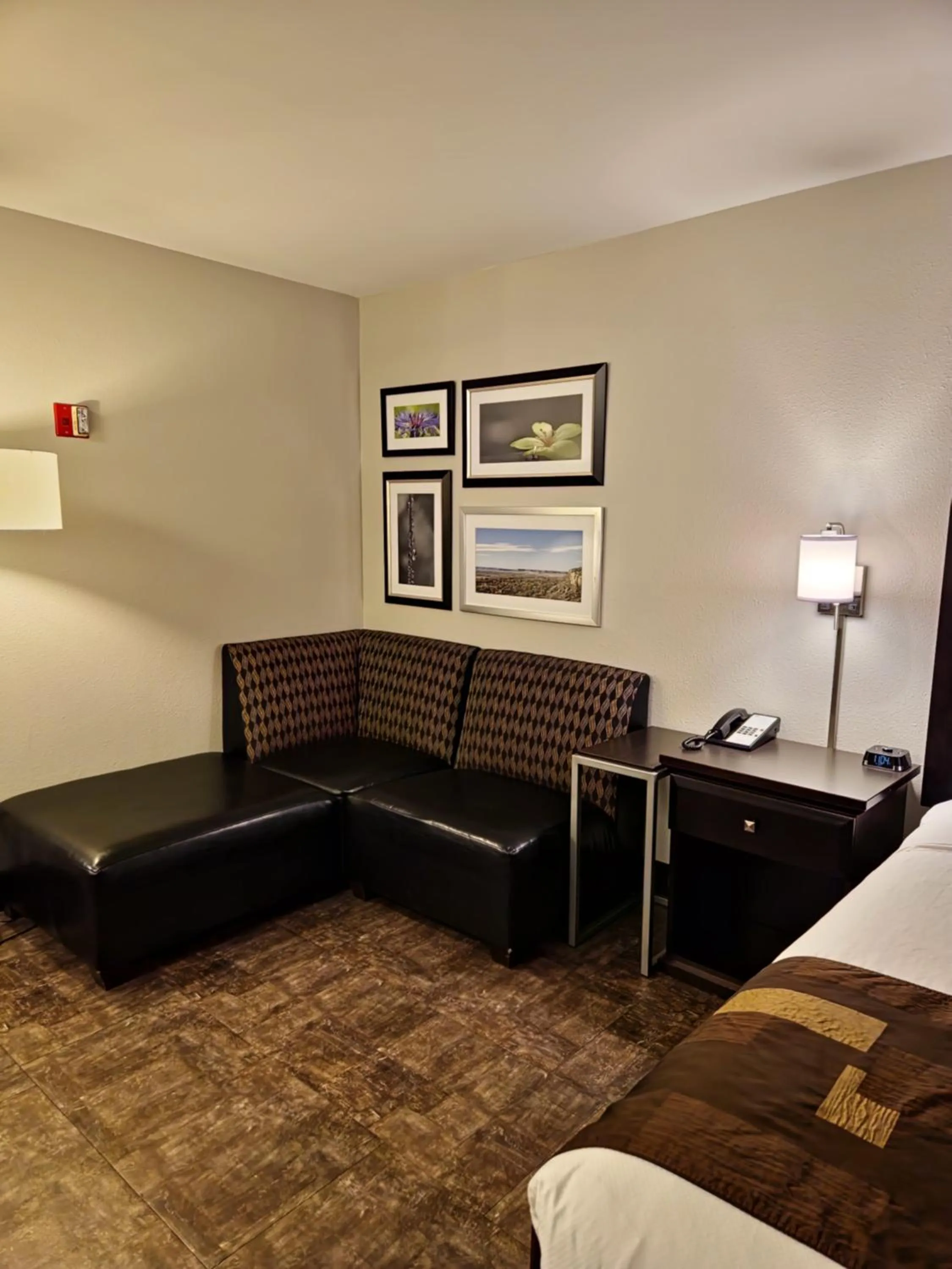 Seating area, Bed in Kelly Inn Billings