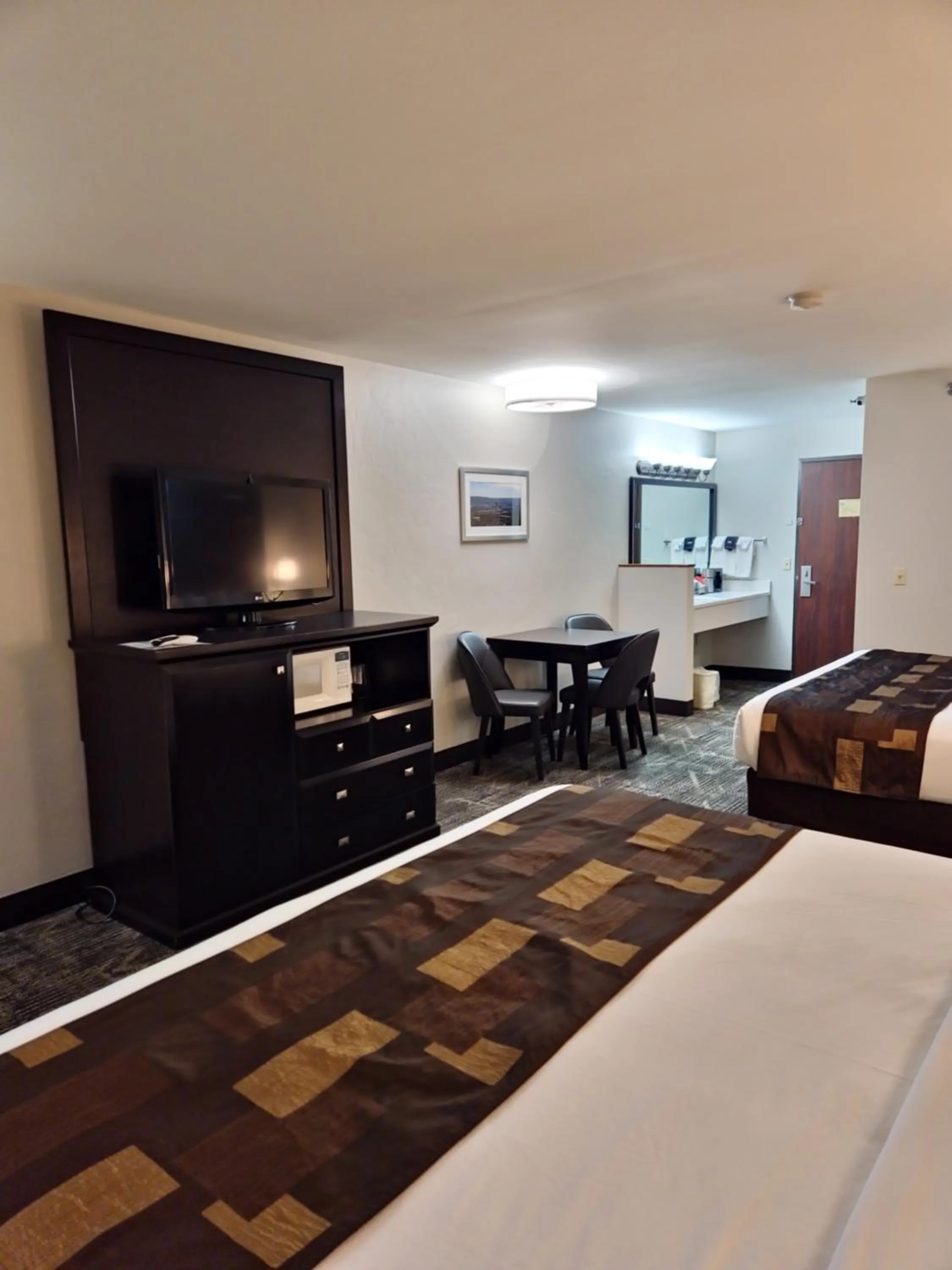 Photo of the whole room, Bed in Kelly Inn Billings