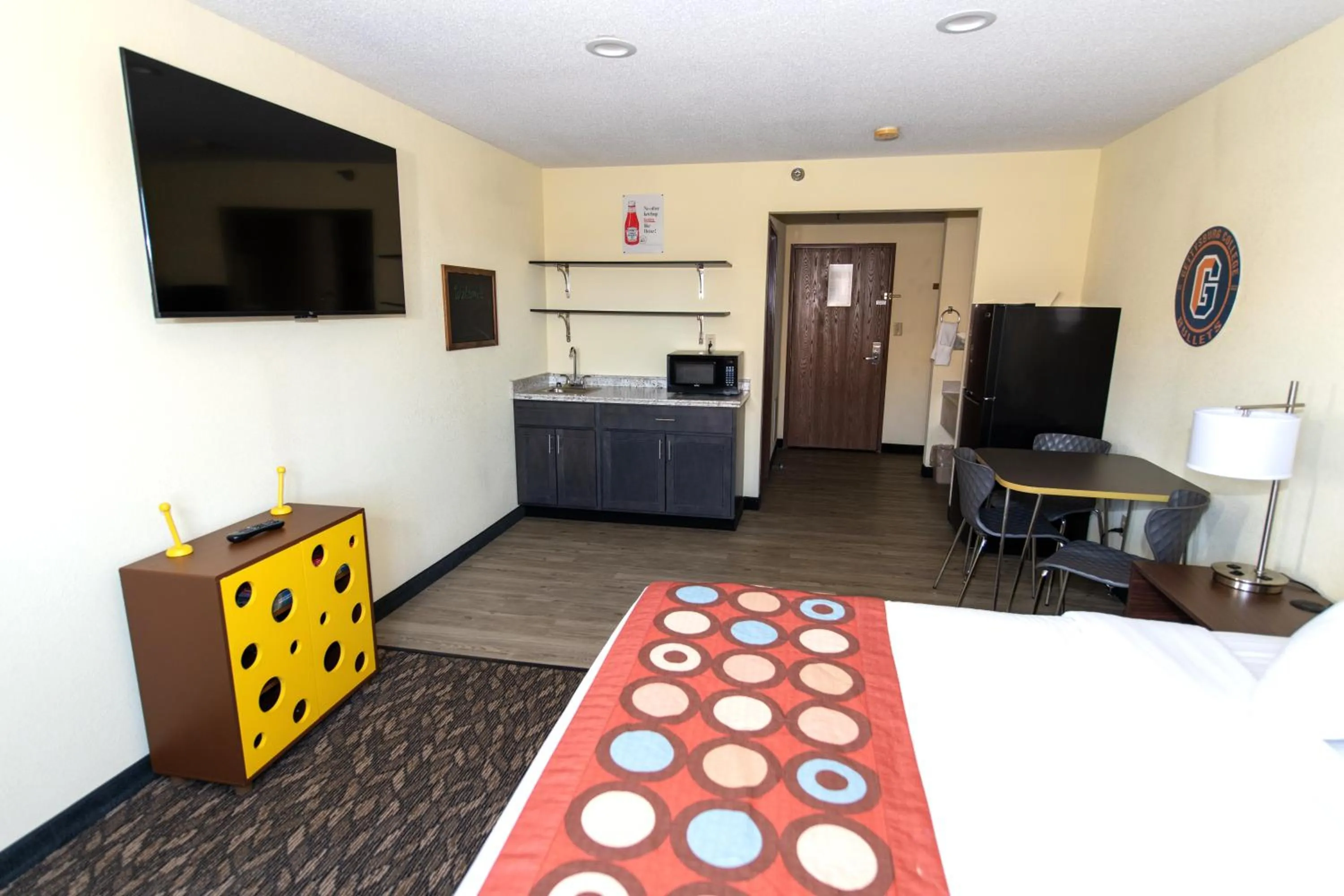 Kitchen or kitchenette in Super 8 by Wyndham Gettysburg